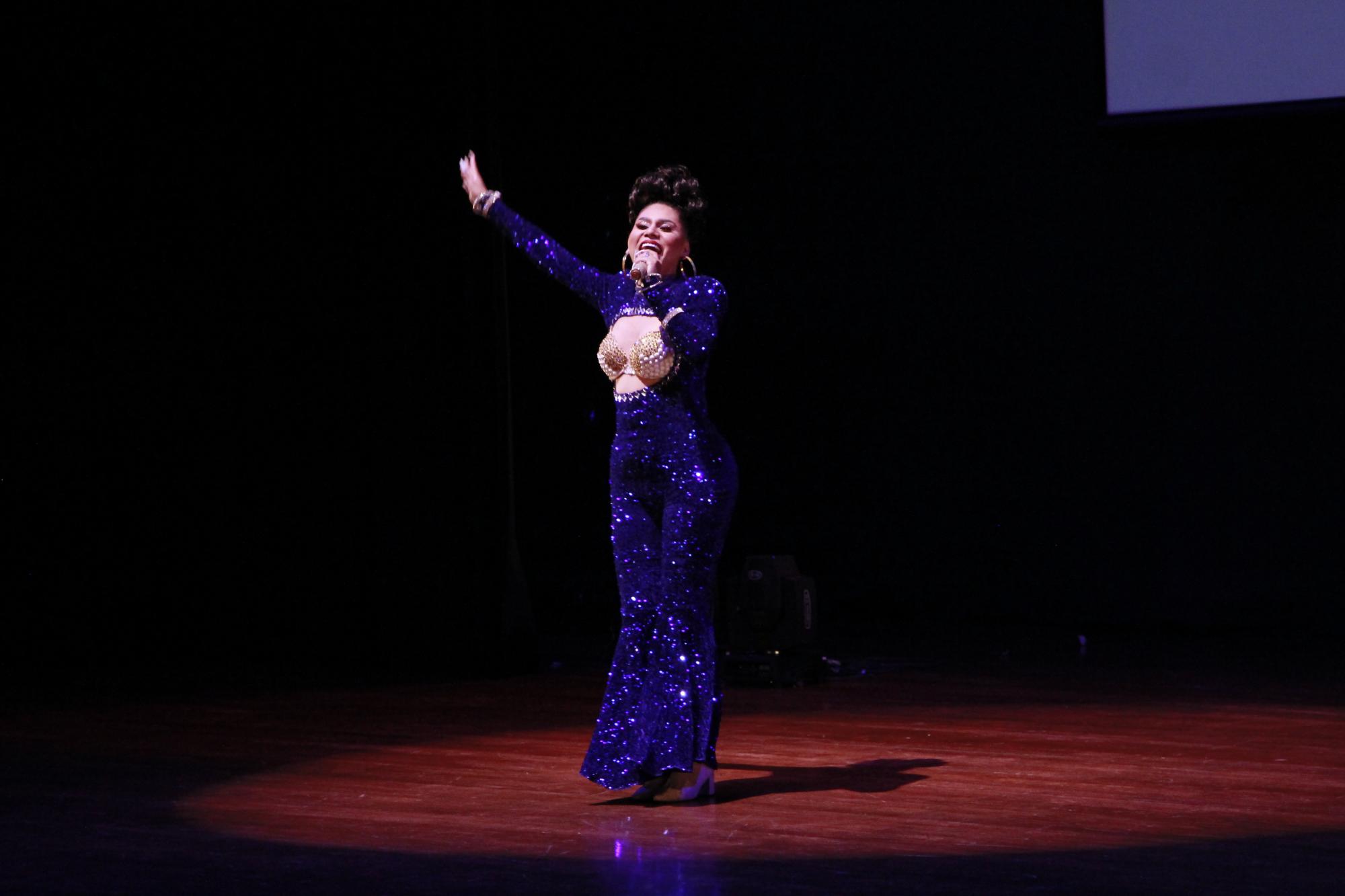 $!Scarlet imita a Selena en el escenario.