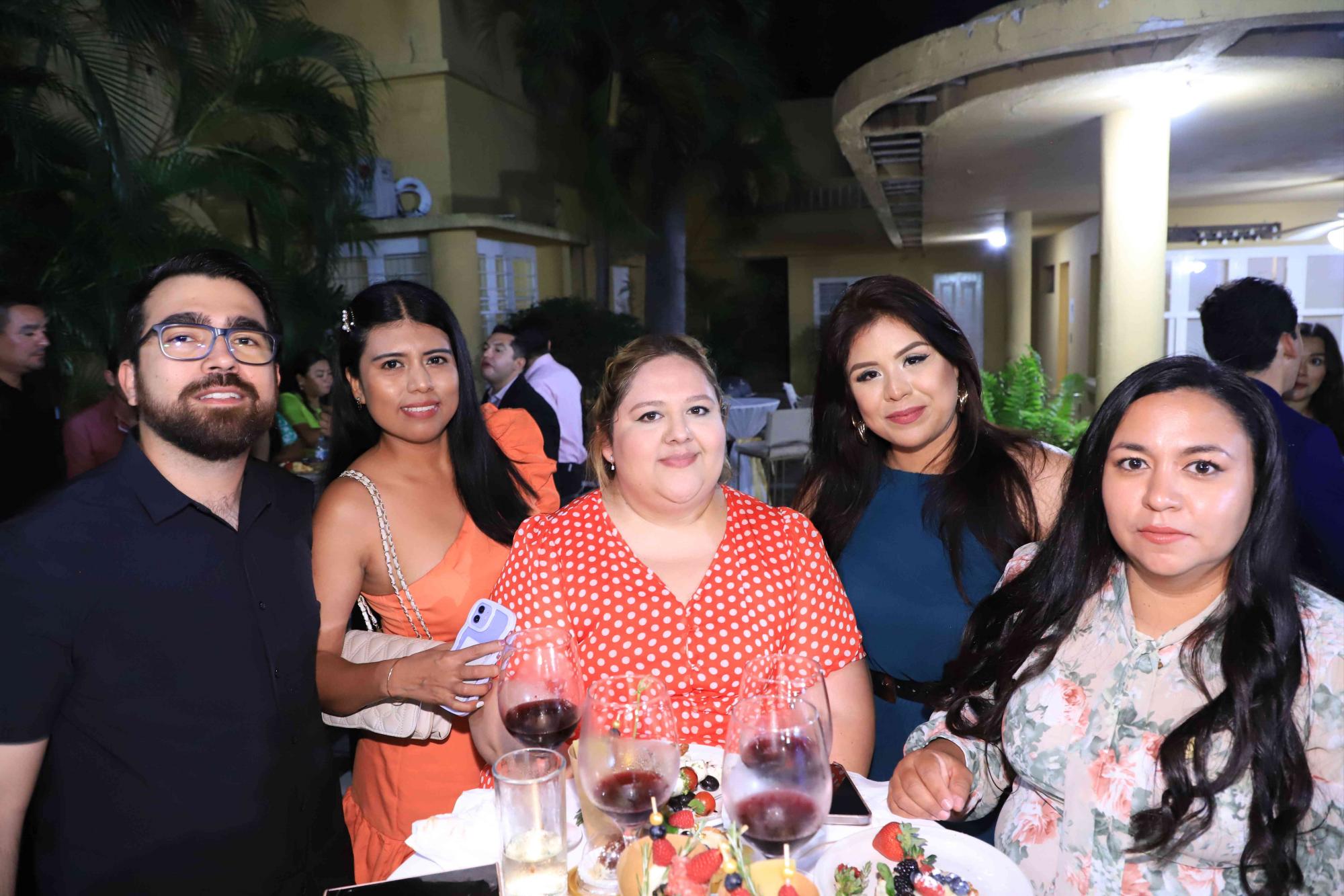 $!Alfonso Tirado, Jennifer López, Gladys Pereda, Marina Ríos y Fabiola Ramos.