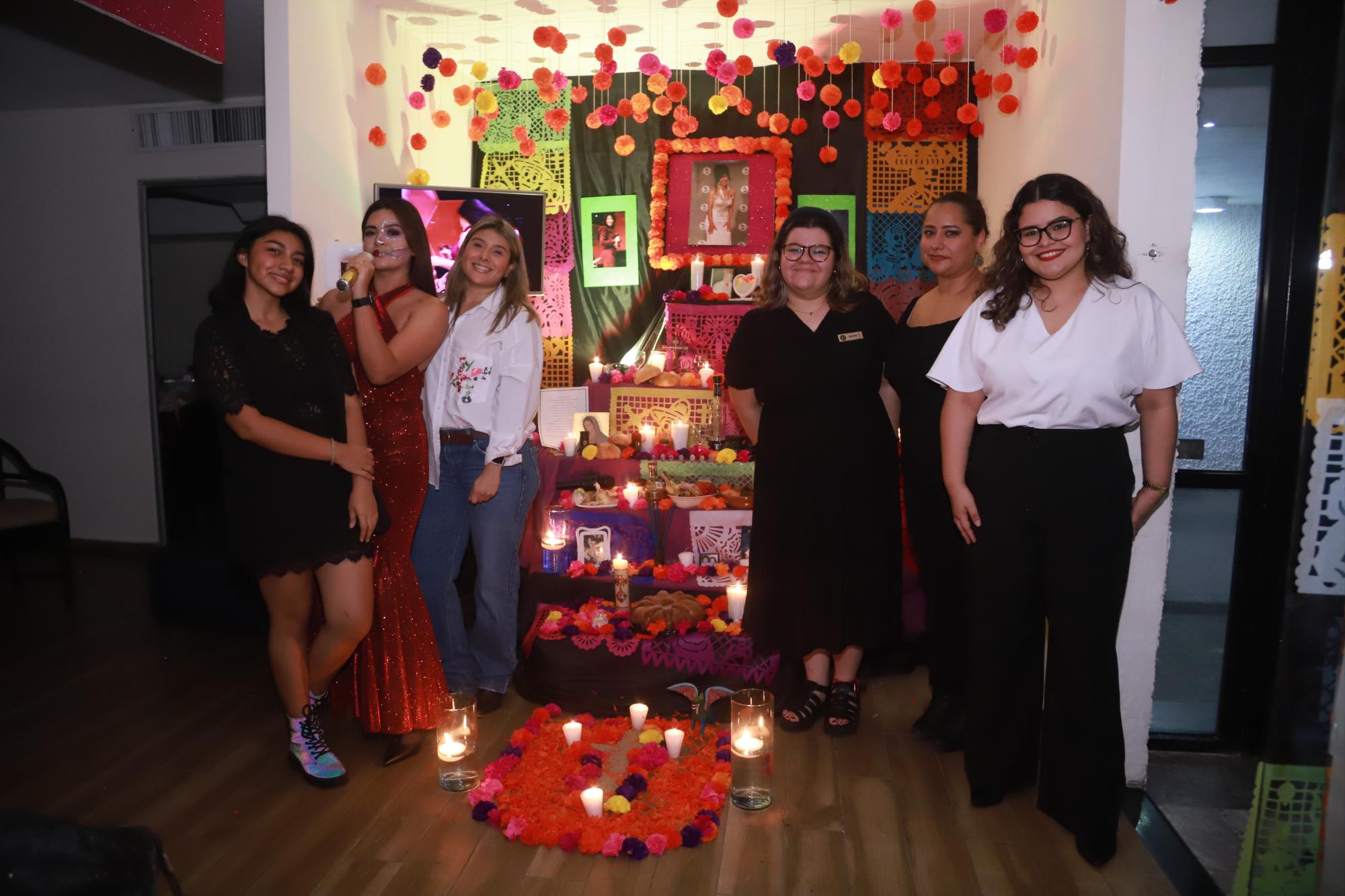$!Fátima Guerrero, Selene Michelle Vázquez, Andrea Arce, Renata Zataráin, Eva Narcio y Paulina Vázquez, recibieron mención honorífica por su altar en honor a Selena.