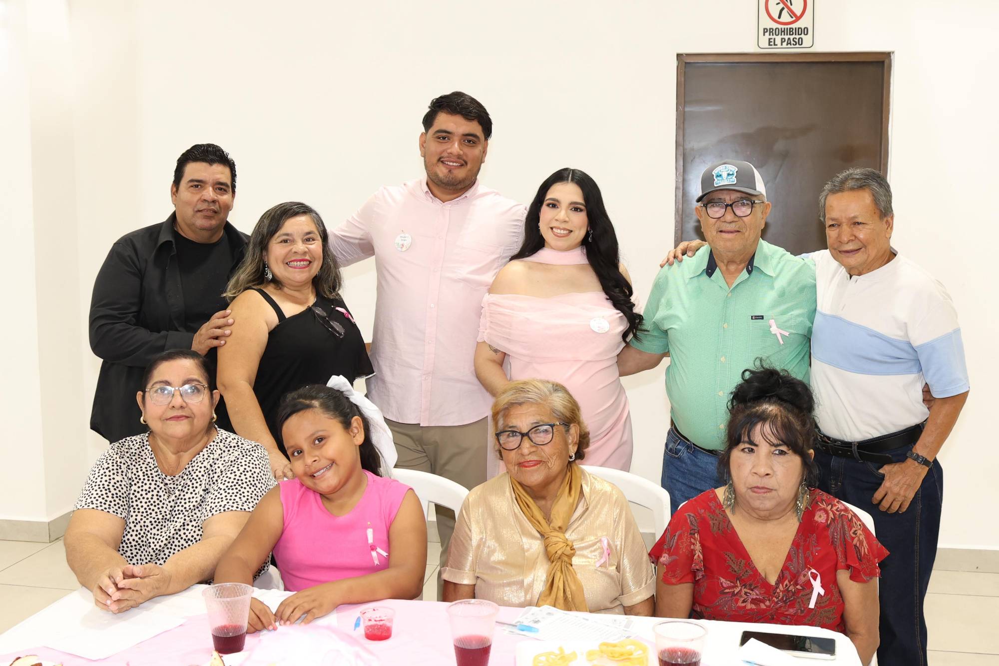 $!Una tarde amena de convivencia pasaron los invitados junto a los futuros papás.