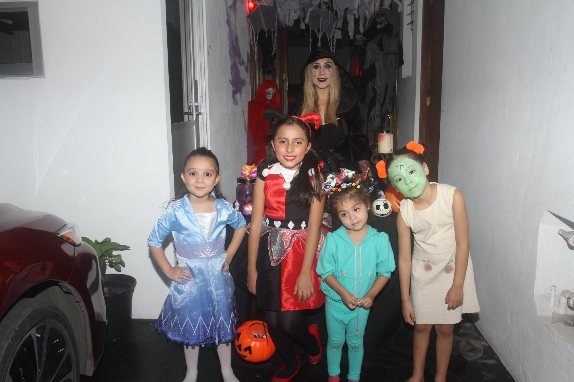 $!La bruja Adriana Rivera con las niñas, Ana Paula Pazos, Renata Nicole Lizárraga, Alana Gutiérrez y Elena Gutiérrez.