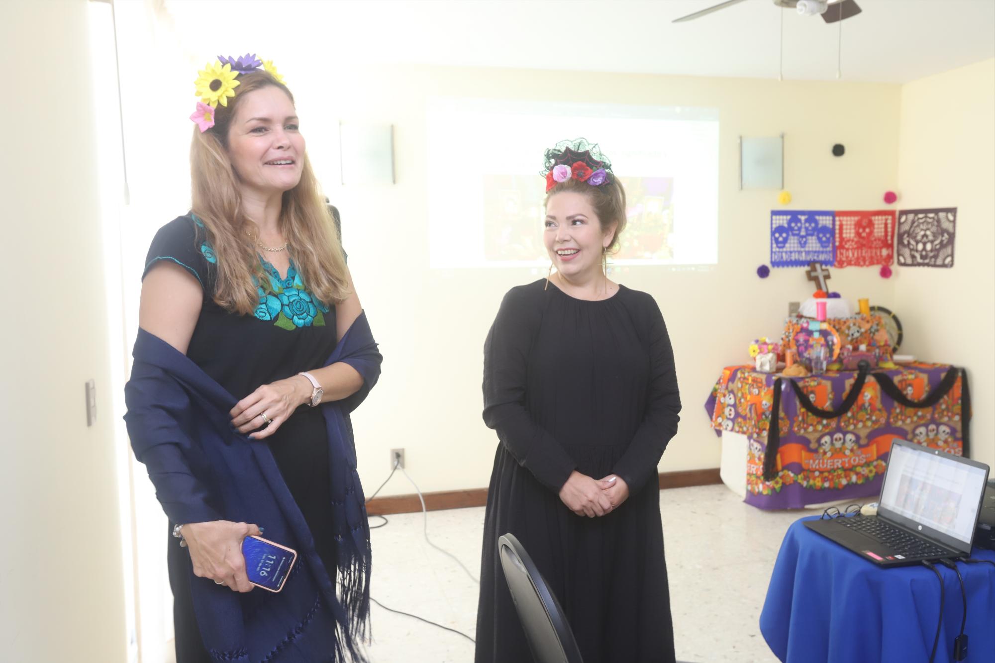 $!Imelda Morales y Elizabeth Peraza explicaron a las presentes en qué consiste la tradición.
