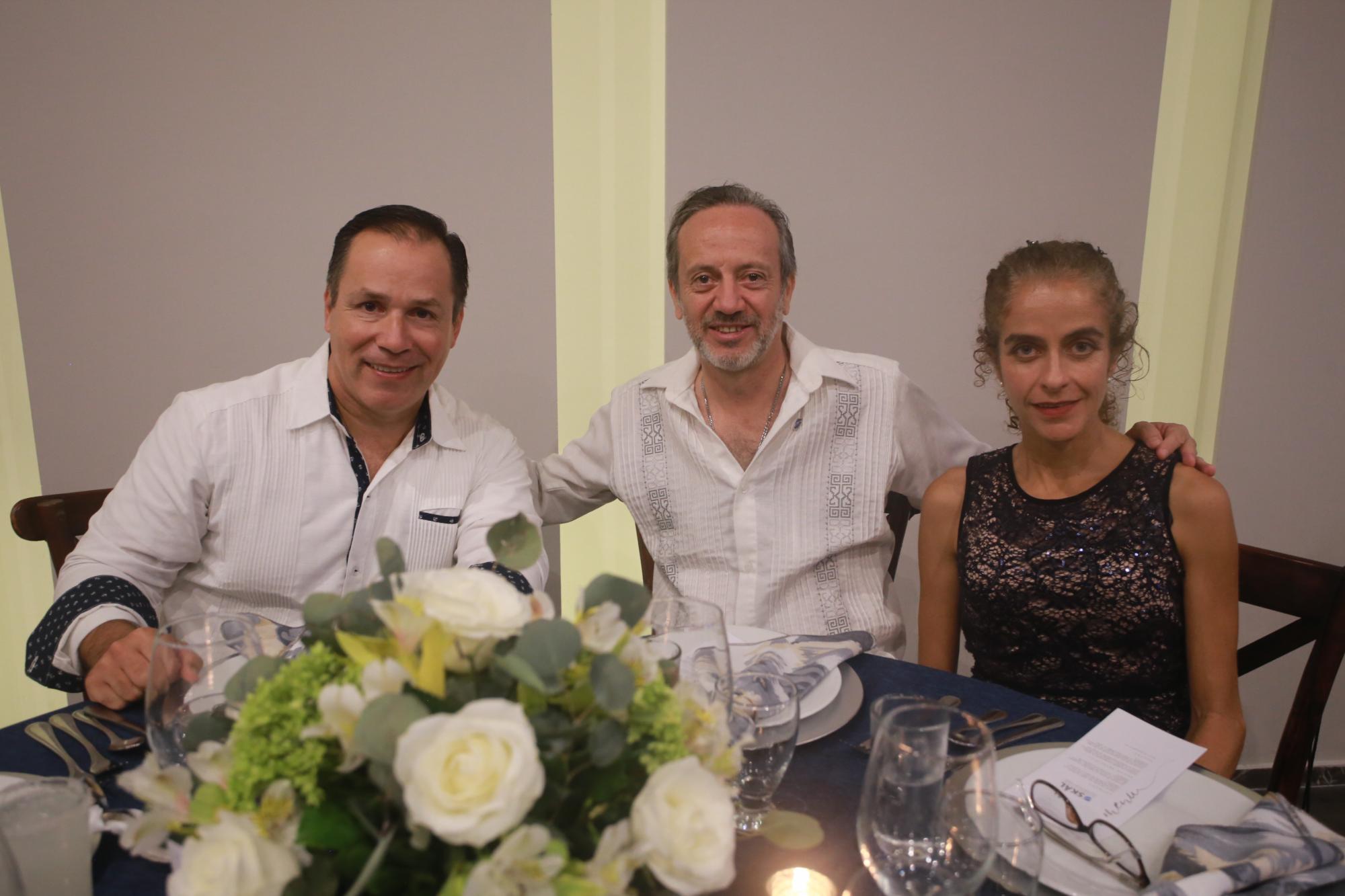 $!Alejandro Garza, Arturo Richaundw y su esposa la señora Richaundw.