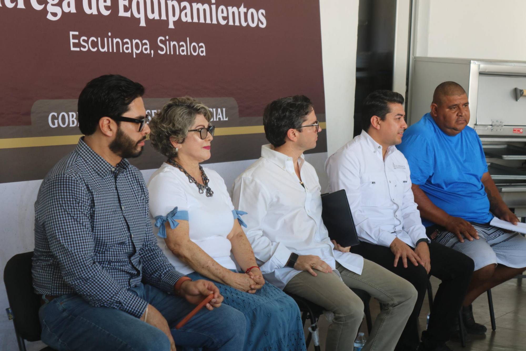 $!Entregan equipos productivos a emprendedores en Escuinapa