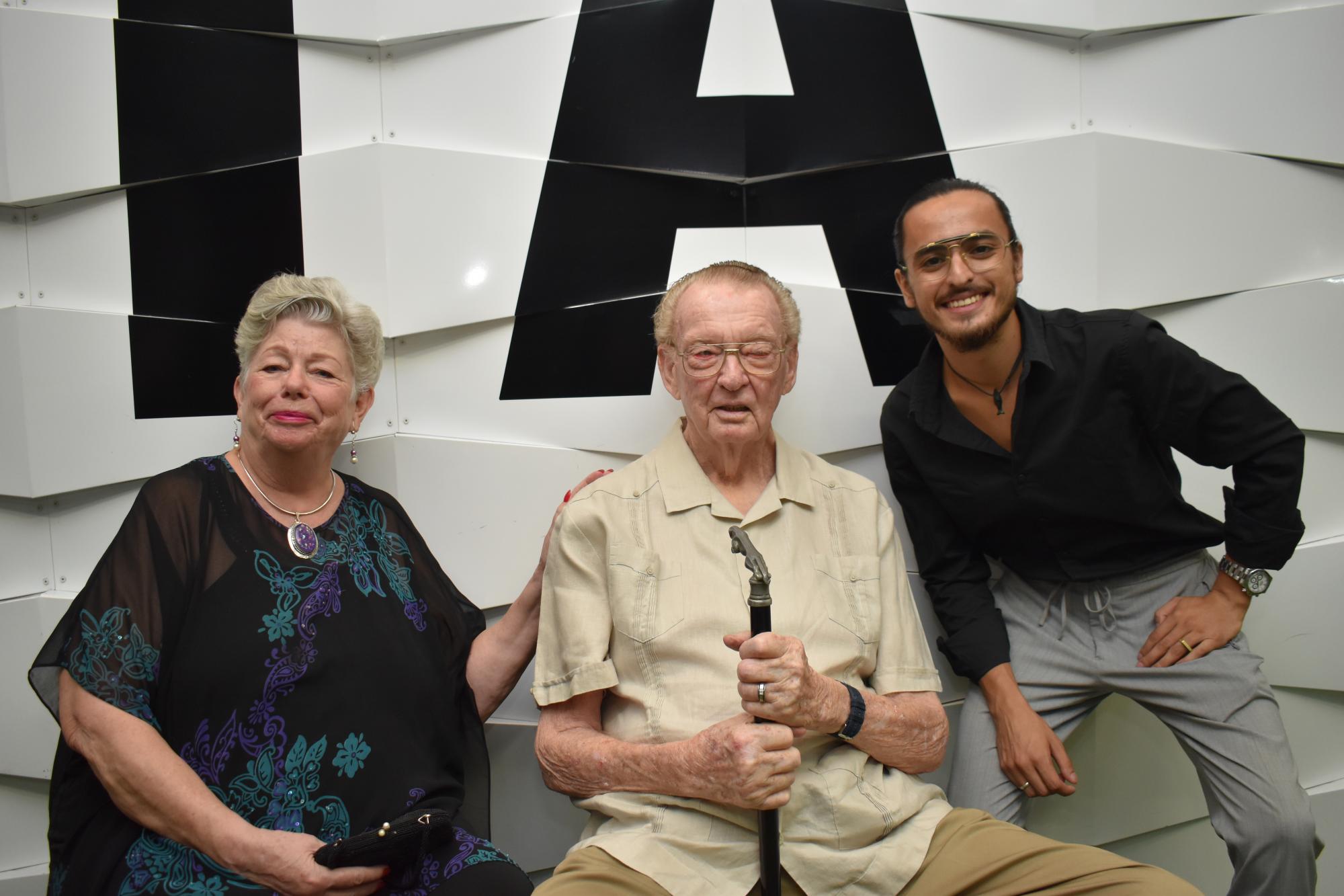 $!Patricia Hall y John Hall, acompañados de Rodolfo Ituarte, vinieron de Mazatlán a apoyar a la cantante Rose Ferreiro.