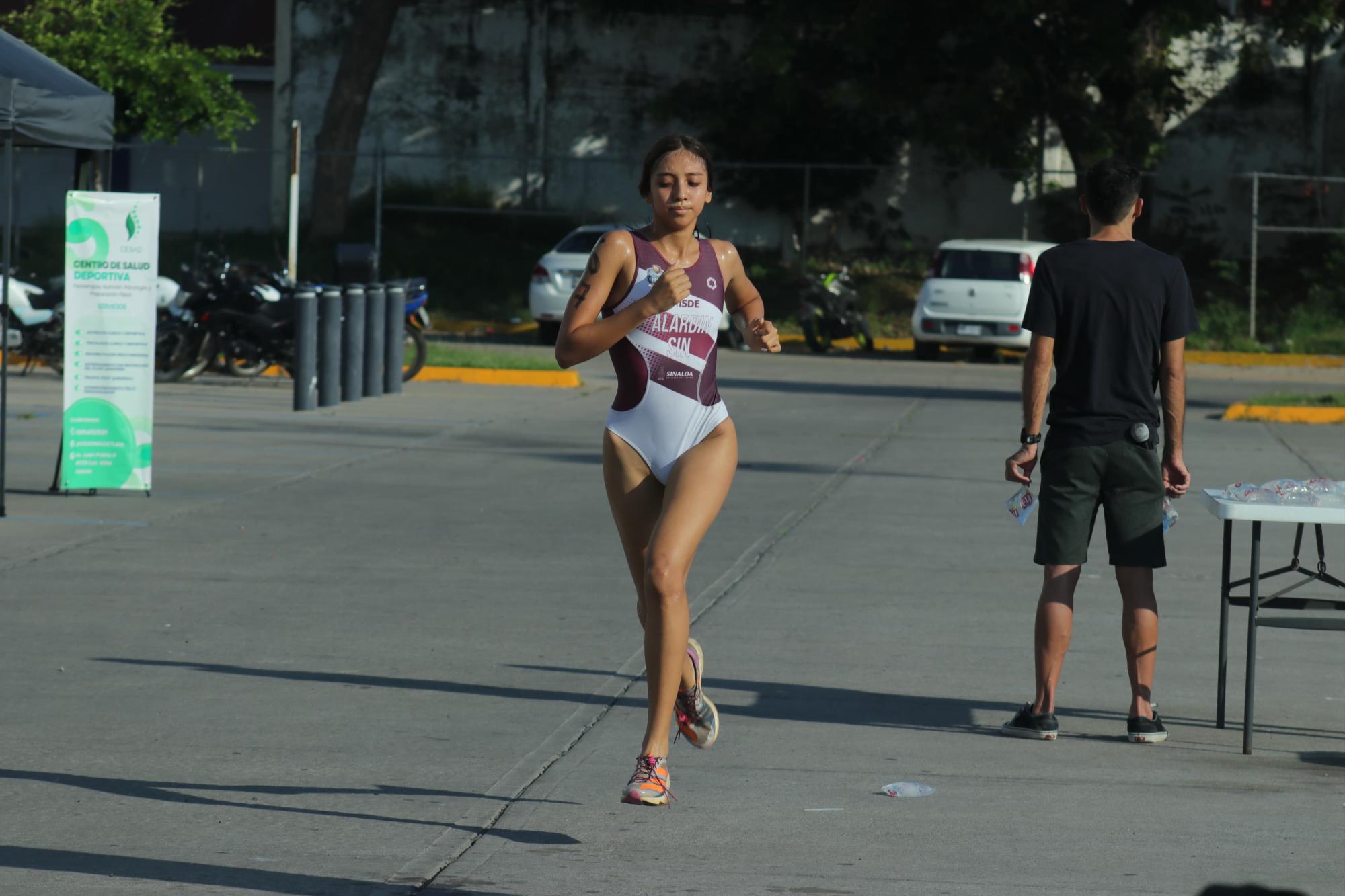 $!Viven diversión y compañerismo en el Acuatlón Alberca Olímpica