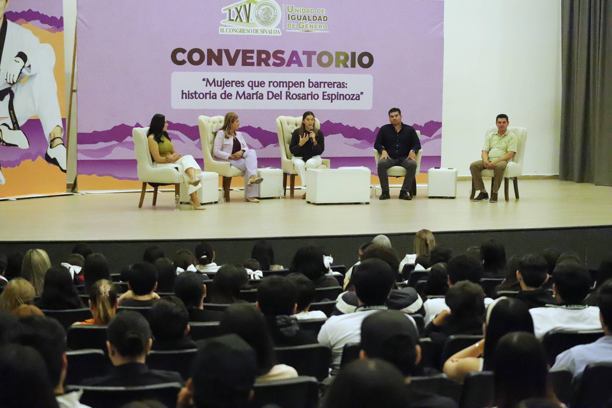 $!María del Rosario Espinoza inspira a jóvenes en Guasave en conversatorio ‘Mujeres que rompen barreras’