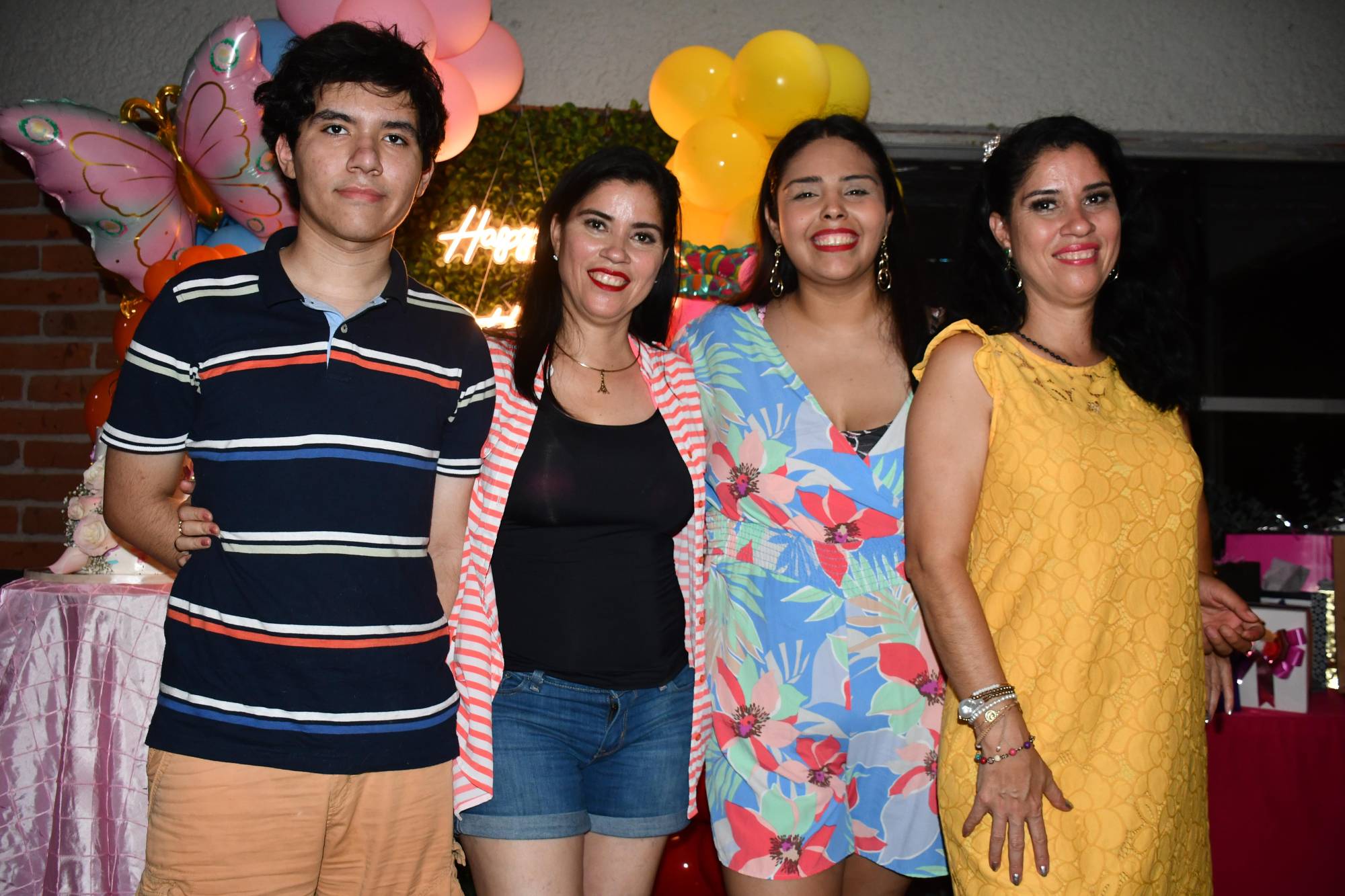 $!Gael Velázquez, Kaliopi Ferman, Karime Ferman con Lorena Rivas.