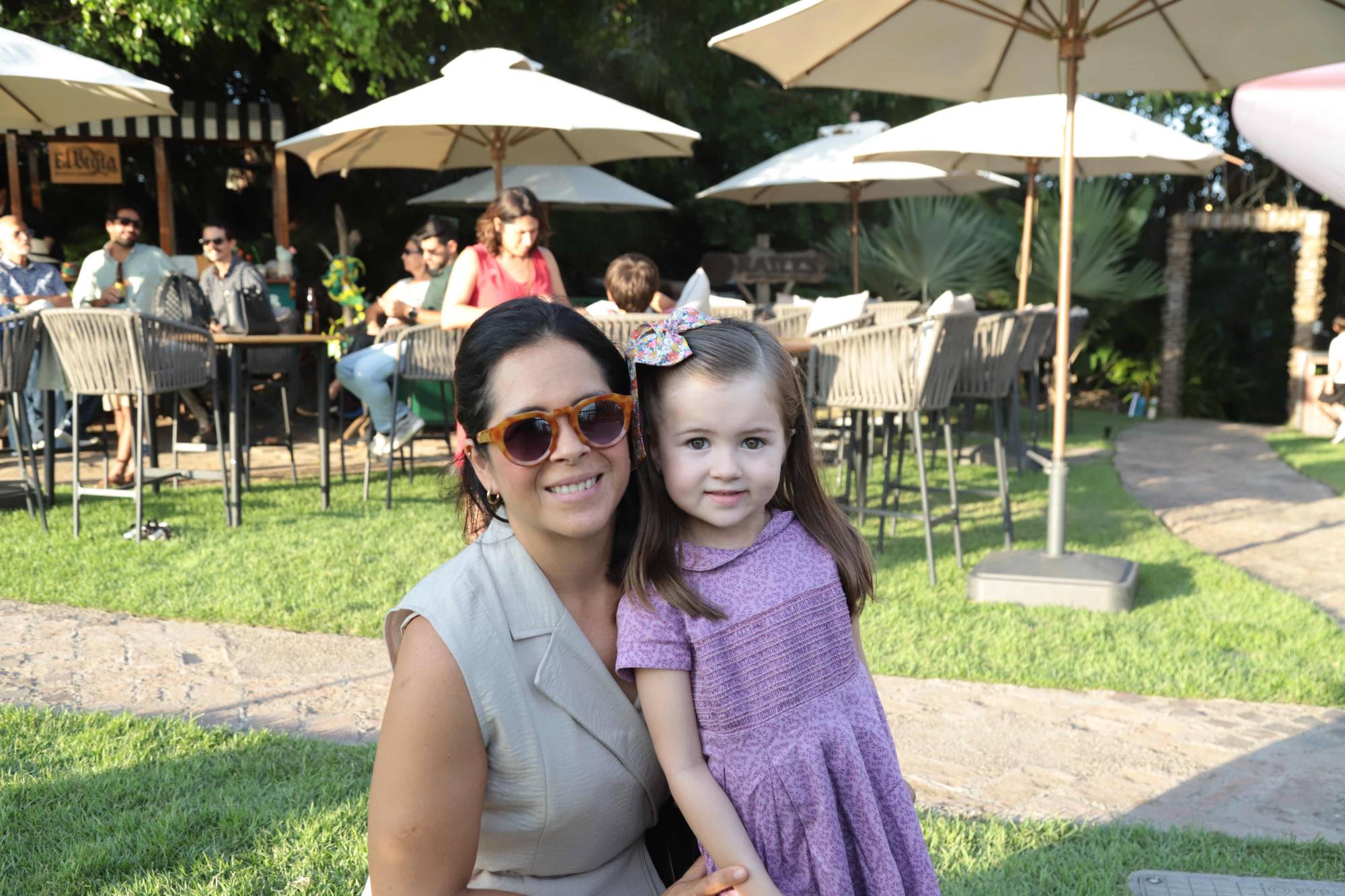 $!Margarita López junto a su niña Elisa Sánchez.