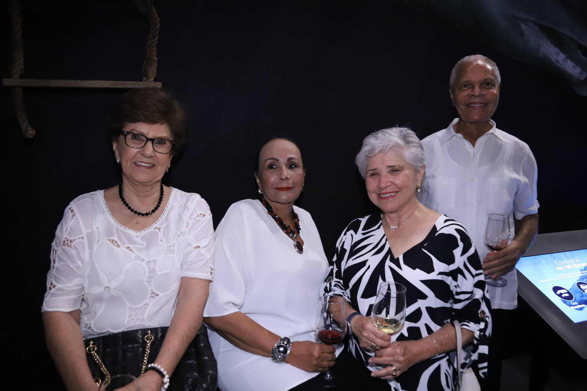 $!Lourdes Magallón, Rosario Vidaurri, Martha Gamboa y Robert Atkins.