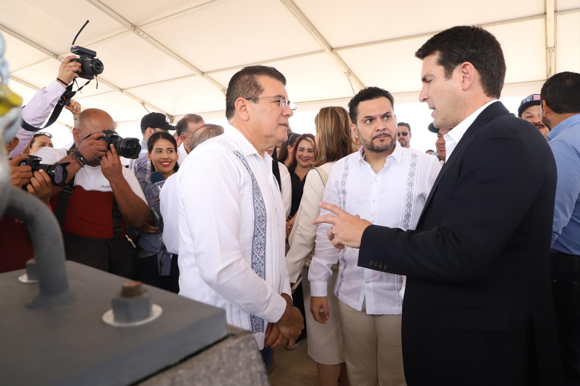 $!El Alcalde Édgar González, Juan José Arellano y Javier Gaxiola.