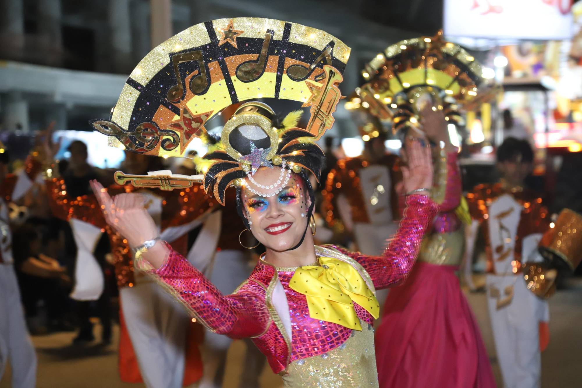 $!Más de 500 mil personas llenan el malecón en el primer desfile del Carnaval de Mazatlán 2026