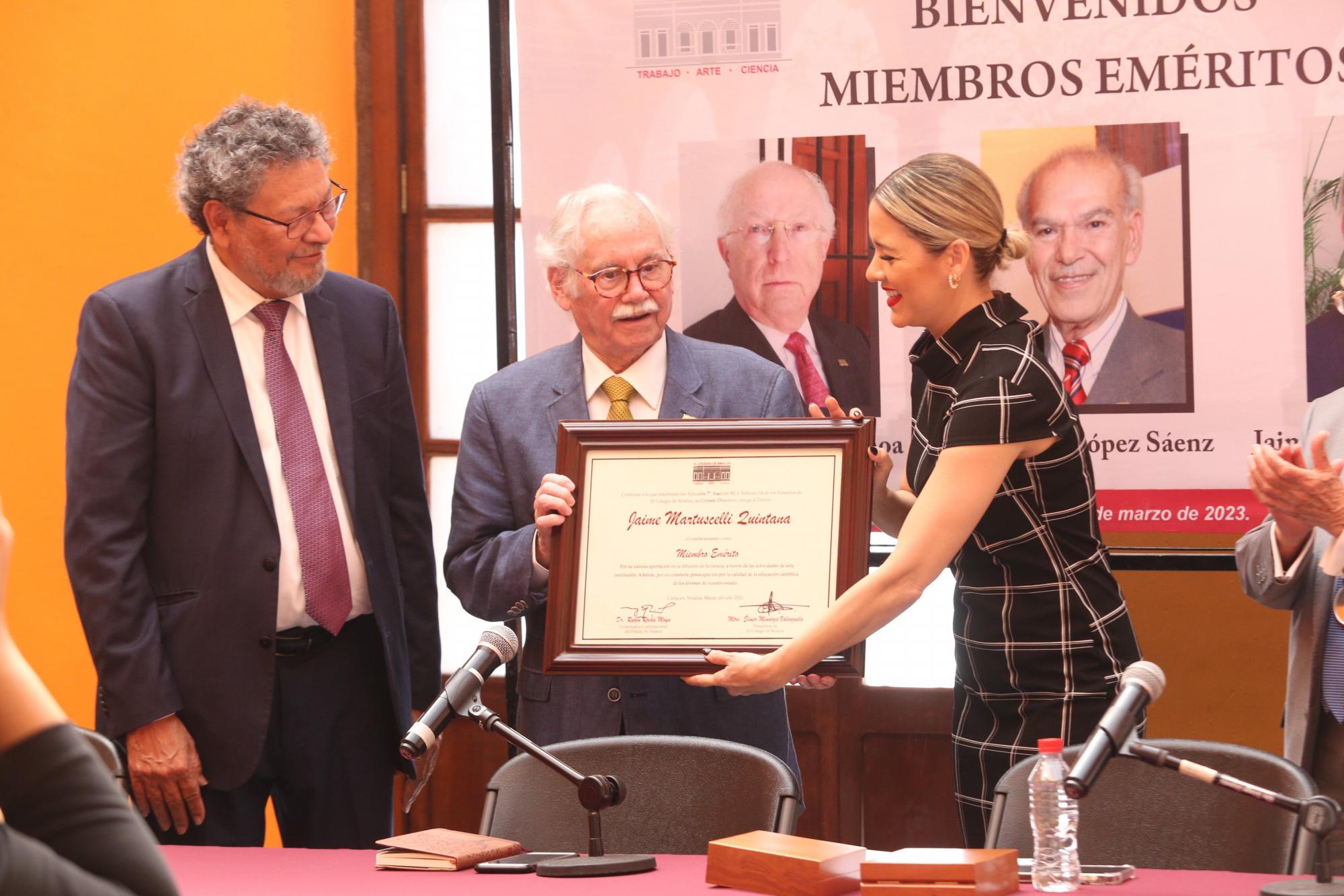 $!Jaime Martuscelli Quintana recibe su reconocimiento de manos de Estrella Palacios.
