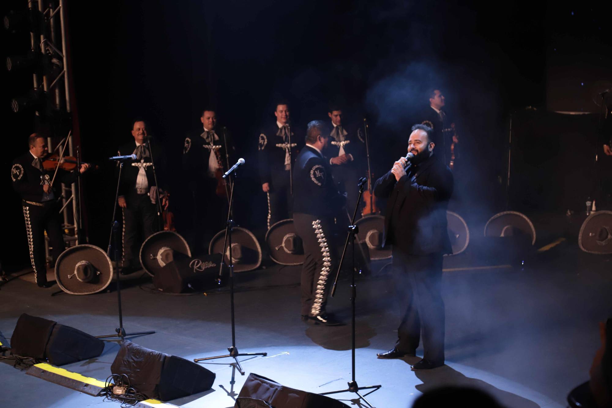 $!El tenor mazatleco Jorge Echeagaray se presentó junto al Mariachi Vargas y cantó el Corrido de Mazatlán.