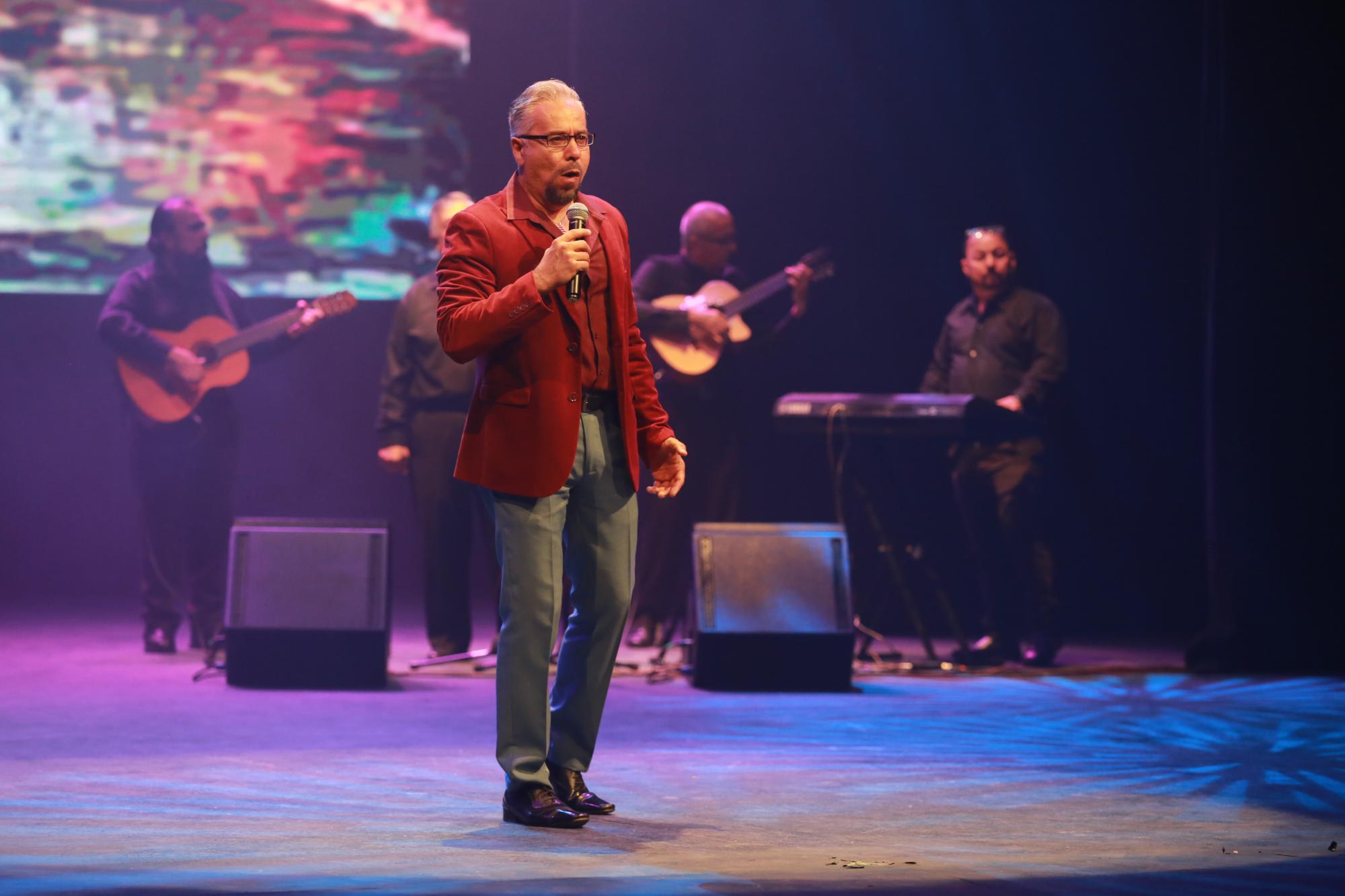 $!Los congresistas que asistieron al teatro Ángela Peralta disfrutaron de la voz del tenor Óscar Gómez.