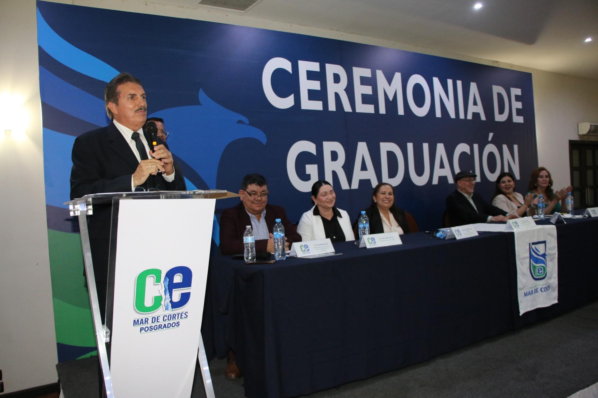 $!César Ignacio Villavicencio dirigiendo un mensaje a los alumnos graduados.
