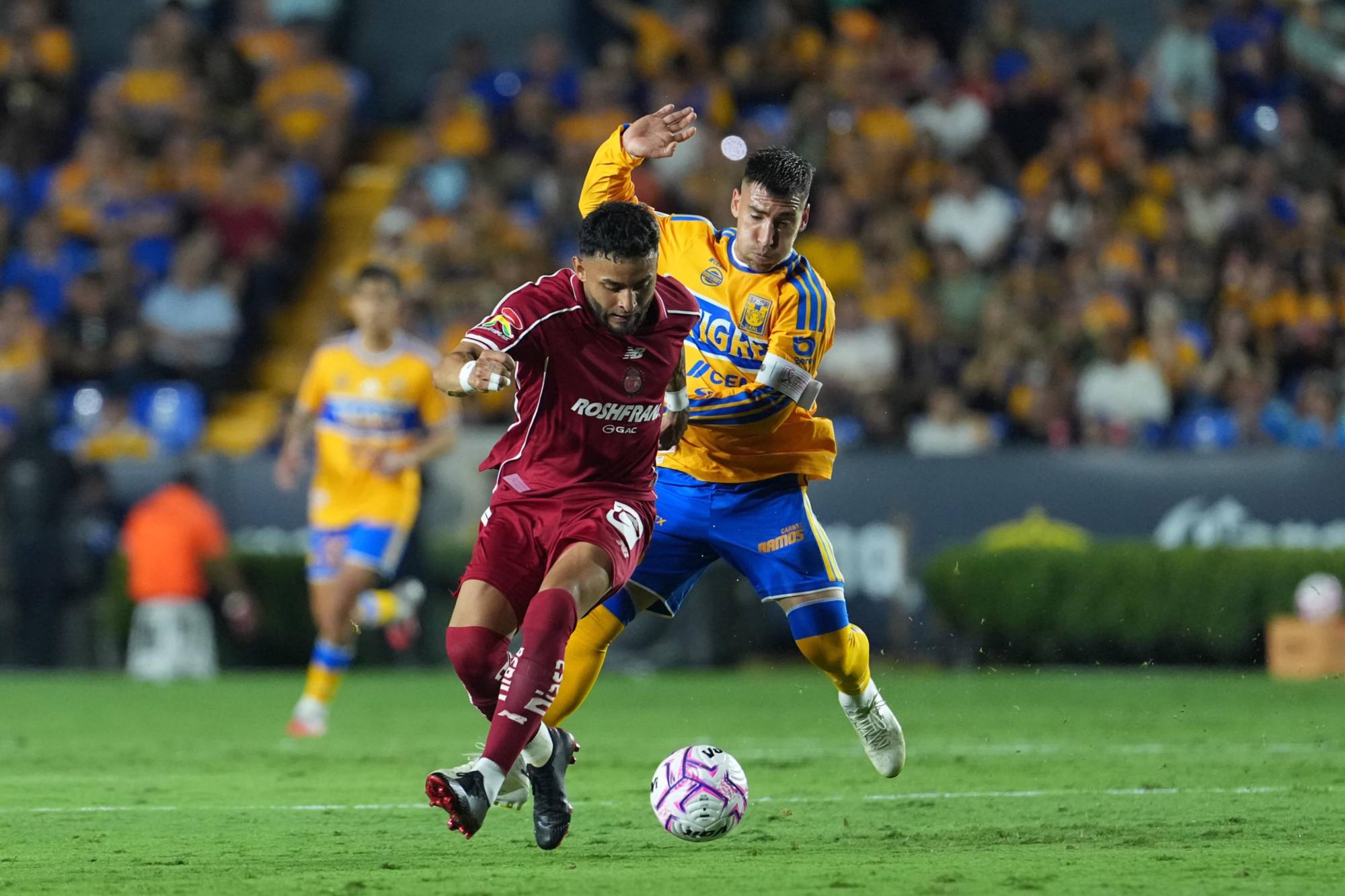 $!Tigres le frena el paso al líder Toluca con doblete de Brunetta en El Volcán