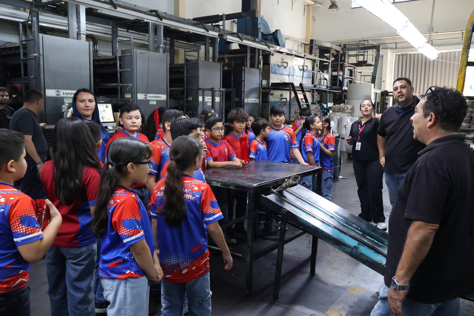 $!Víctor Sosa, del área de prensa, explica su labor.