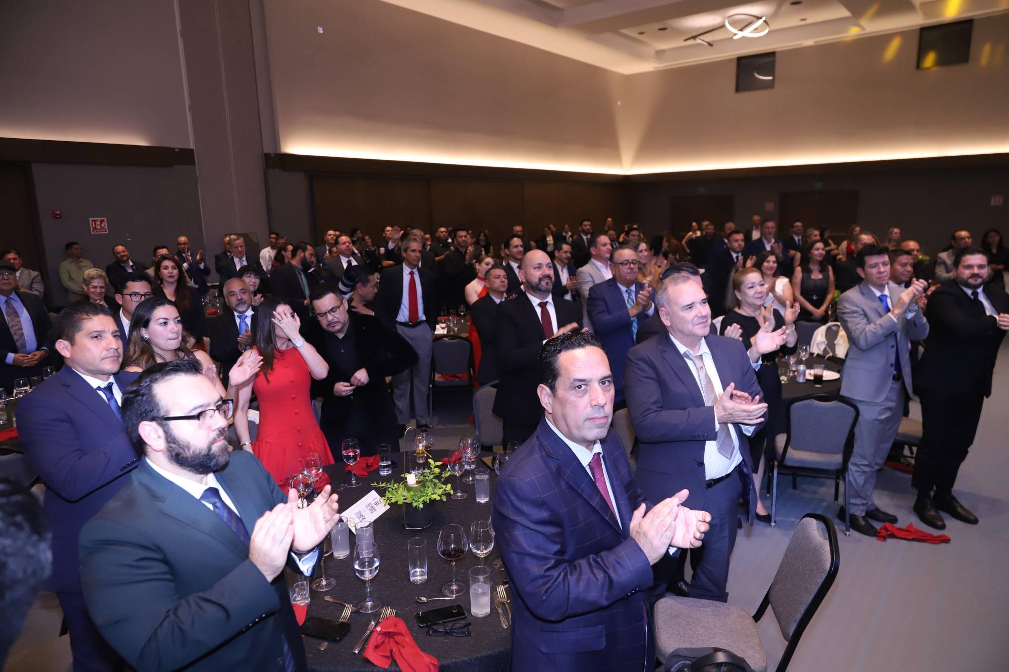 $!Empresarios y líderes locales aplaudieron de pie a José Eduvigildo Carranza Beltrán al ser mencionado su nombre.