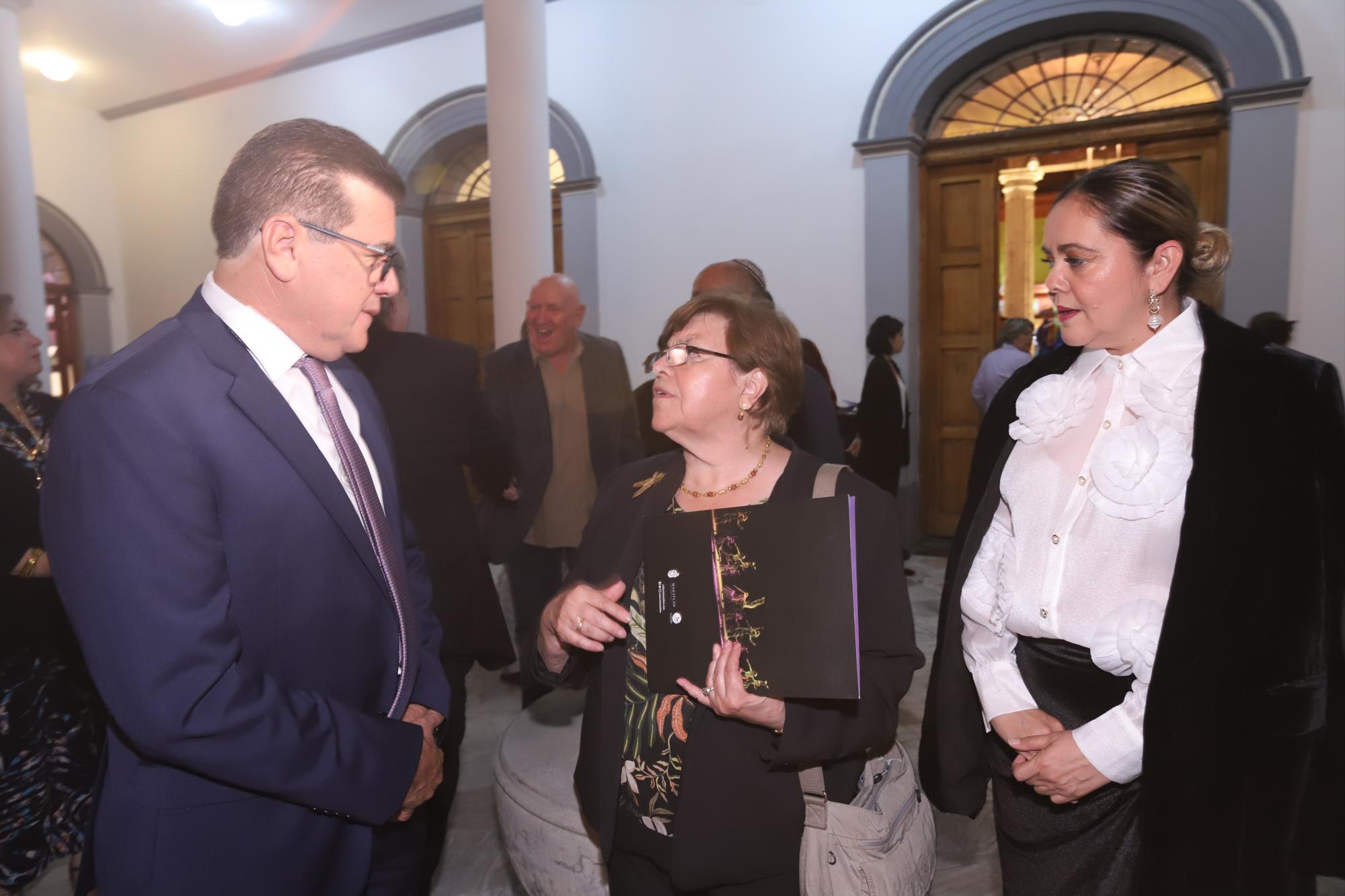 $!El Alcalde Édgar González y su esposa María Teresa Apodaca saludan a Elsa Cross.