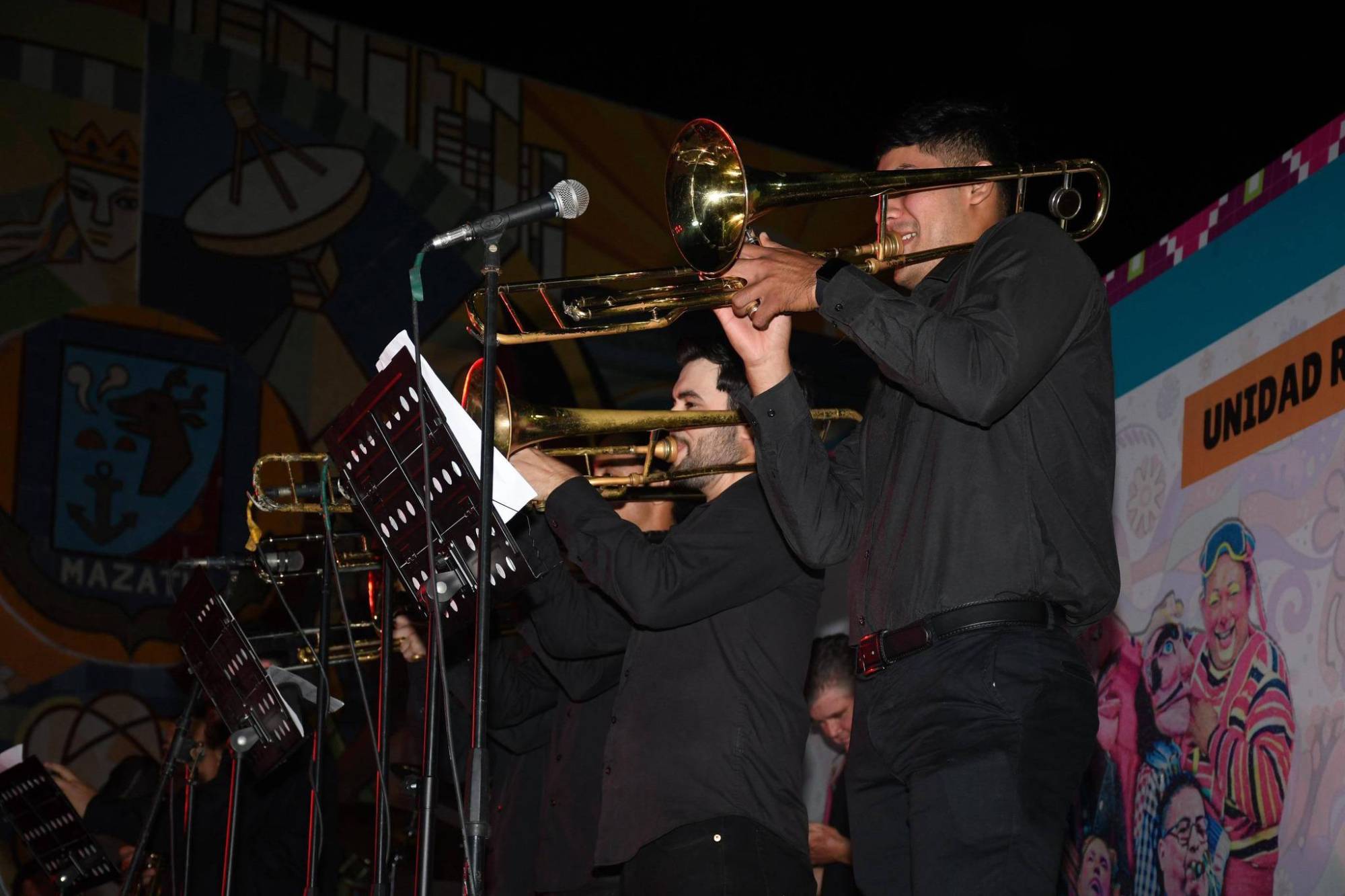 $!No podía faltar la banda sinaloense en la clausura.