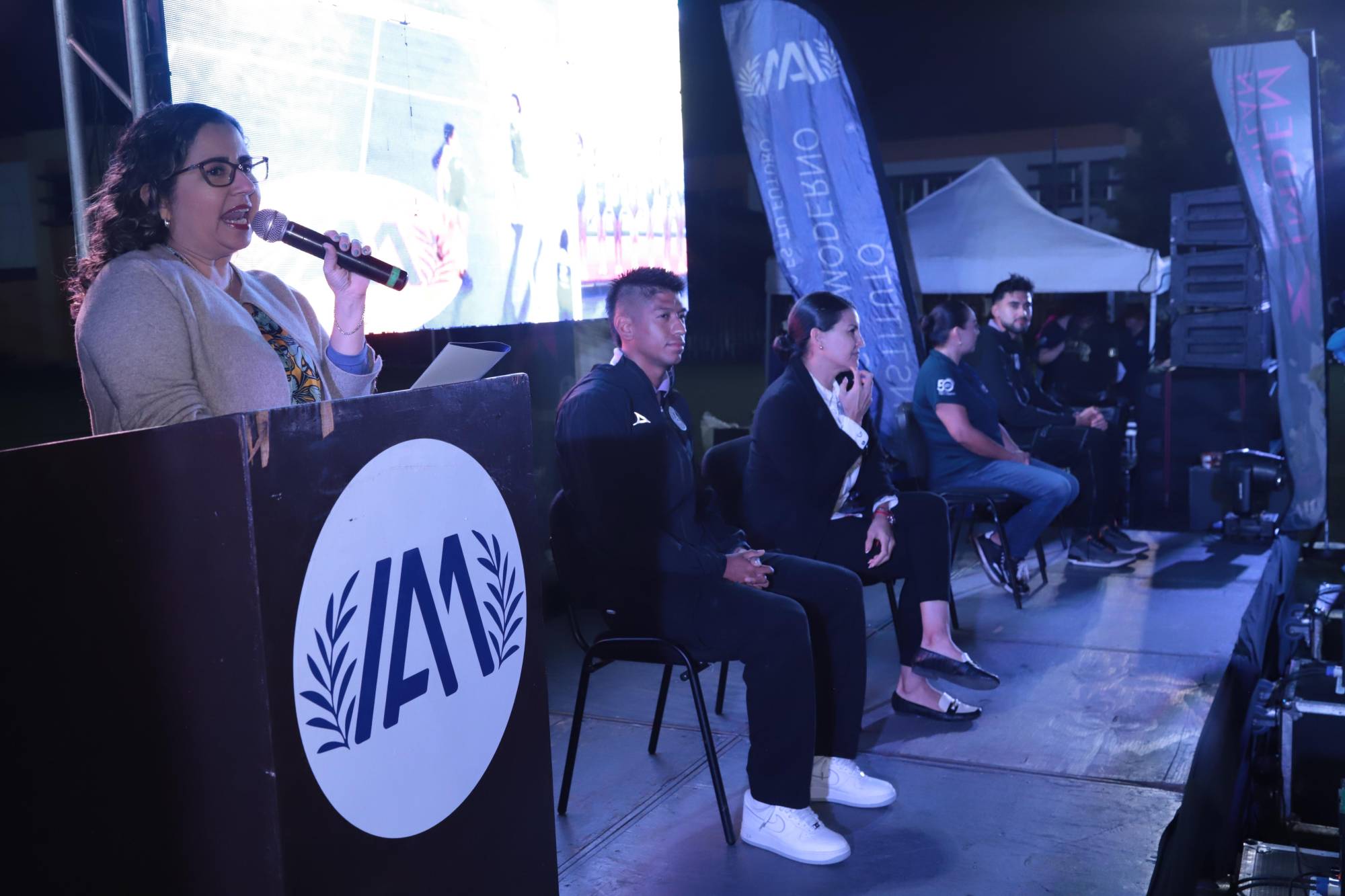 $!Noelia Bañuelos, directora de Anglo Moderno, expresó una palabras a los presentes.