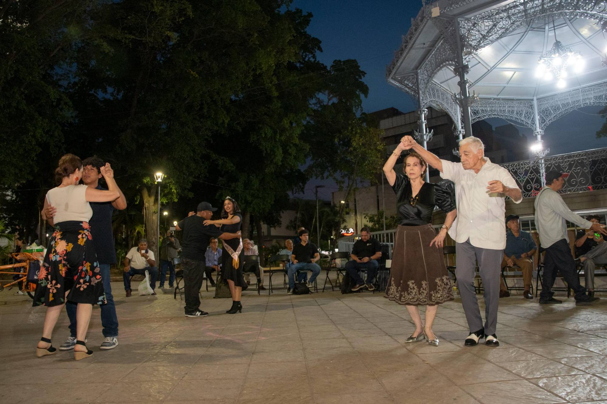 $!Vive Culiacán otro miércoles lleno de ritmo con las Tardes de Danzón en la Plazuela Obregón