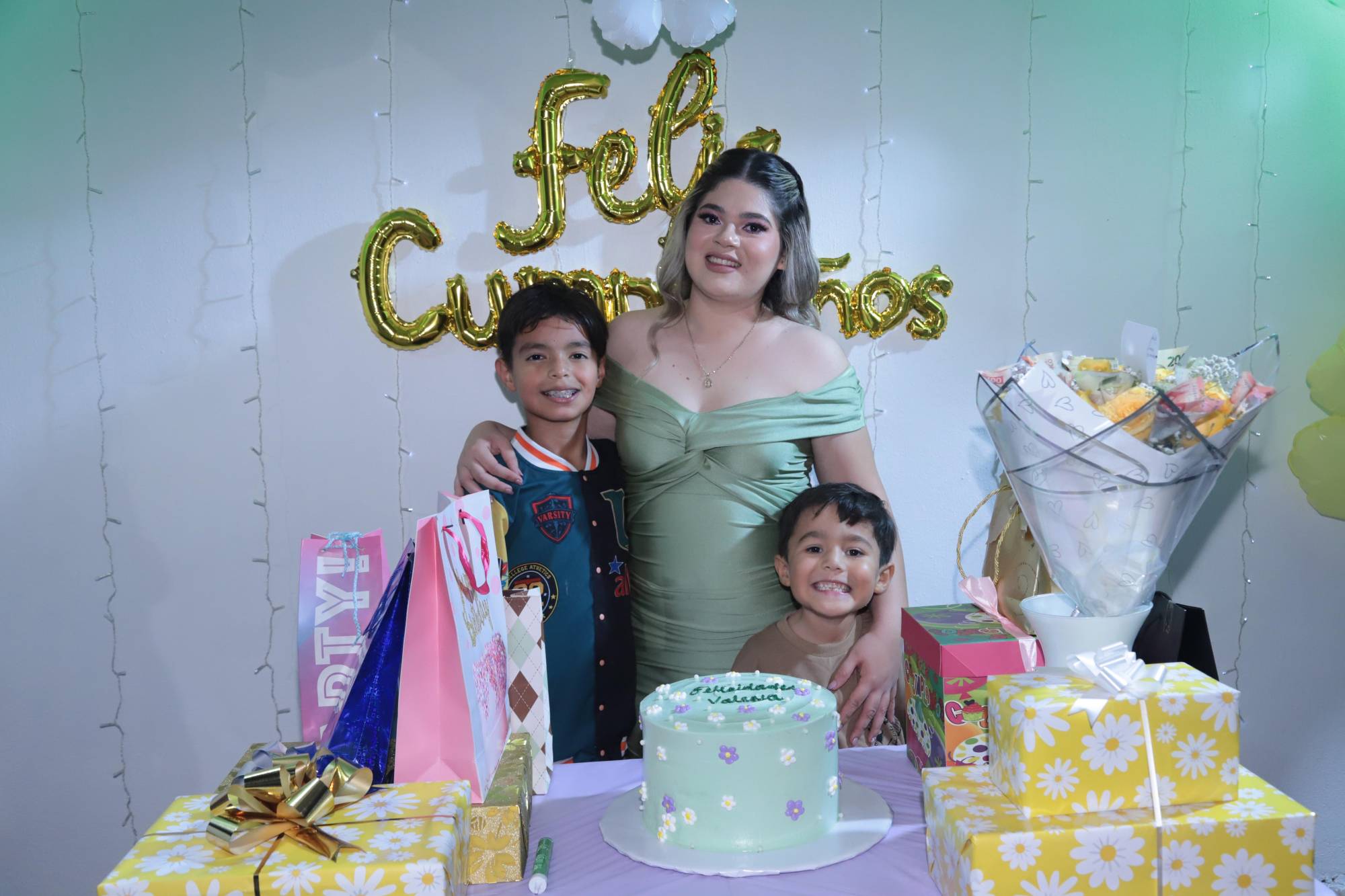 $!José Luis y Héctor Daniel con su tía.