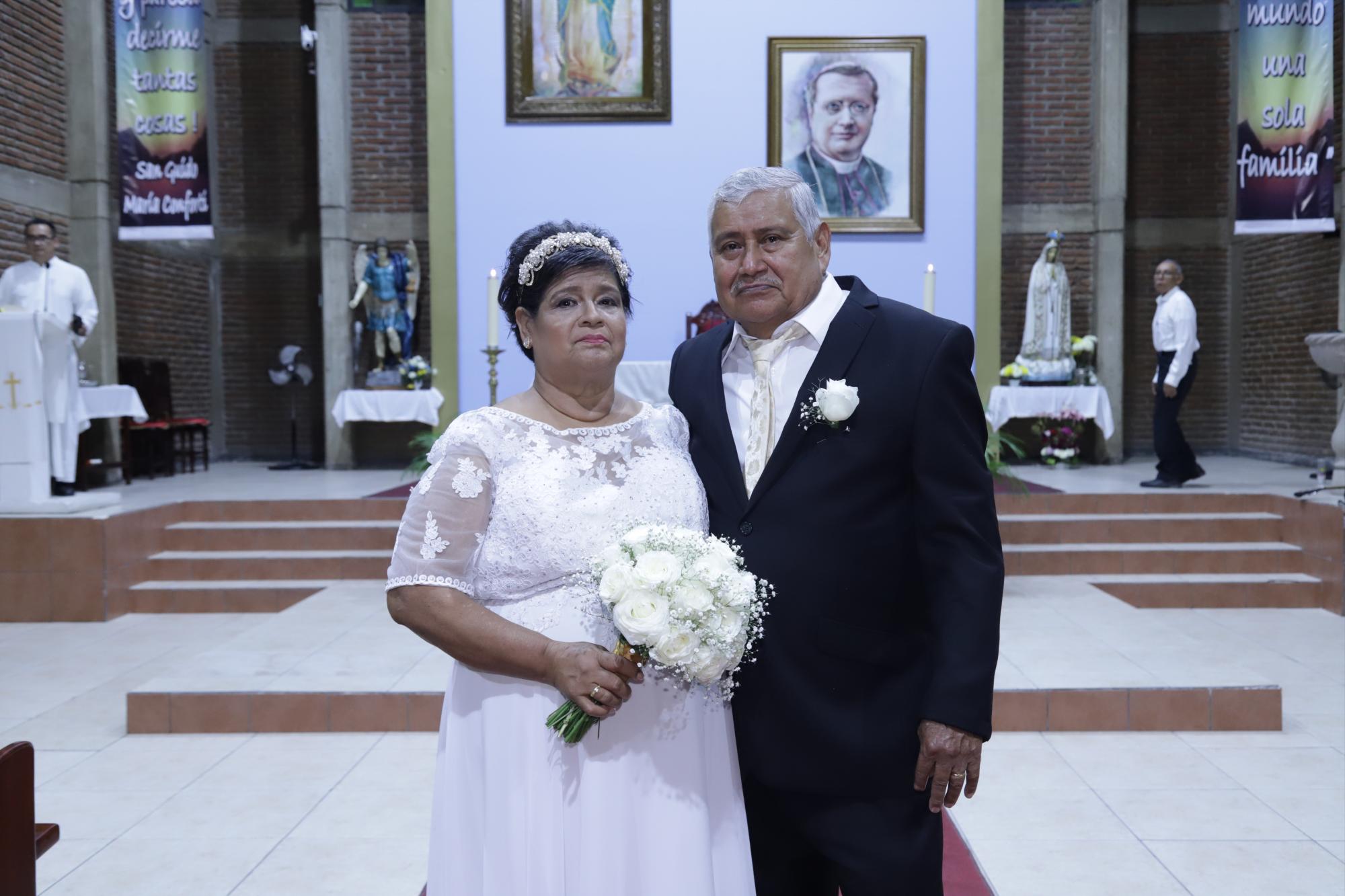 $!Martha Ofelia Llamas Vallejo y Felipe Guzmán López en día de su Boda de Oro.