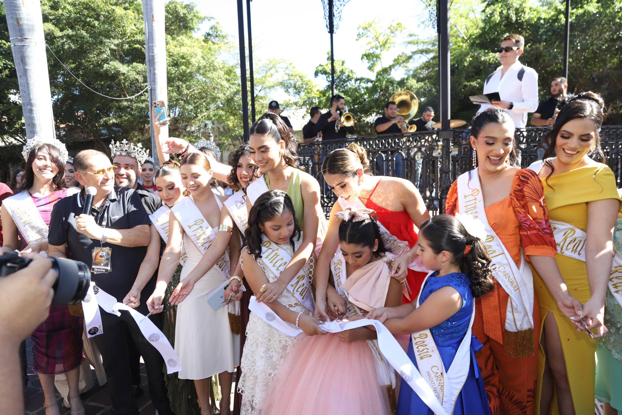 $!En el corte del listón inaugural estuvieron presentes el Cortejo Real del Carnaval 2026.