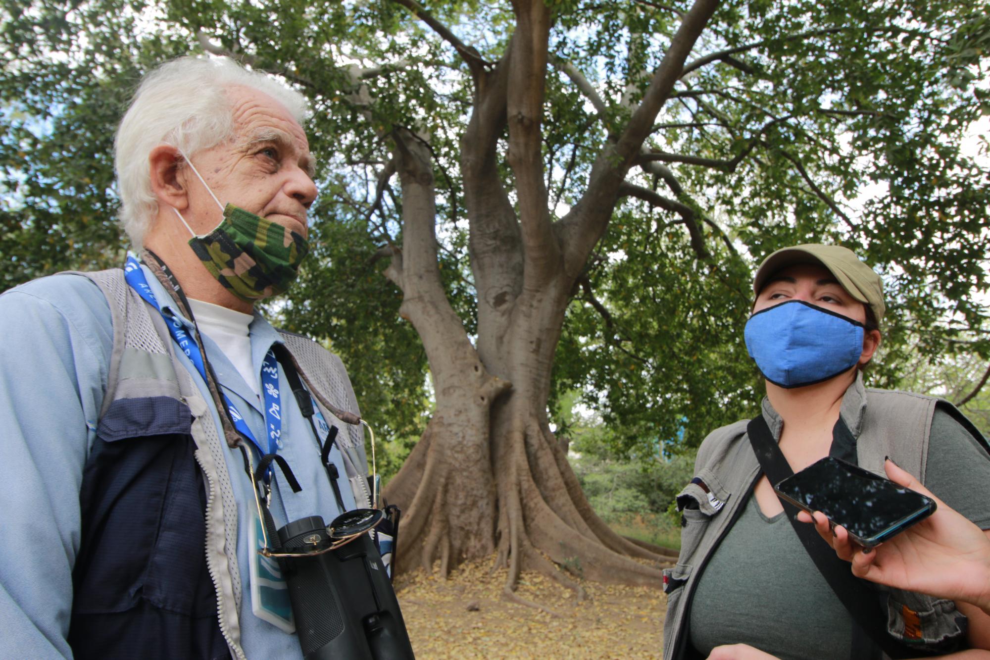 $!Humberto Iriarte ex director del zoológico de Culiacán y la veterinaria Gabriela Rojo Cuamea participan en el censo.