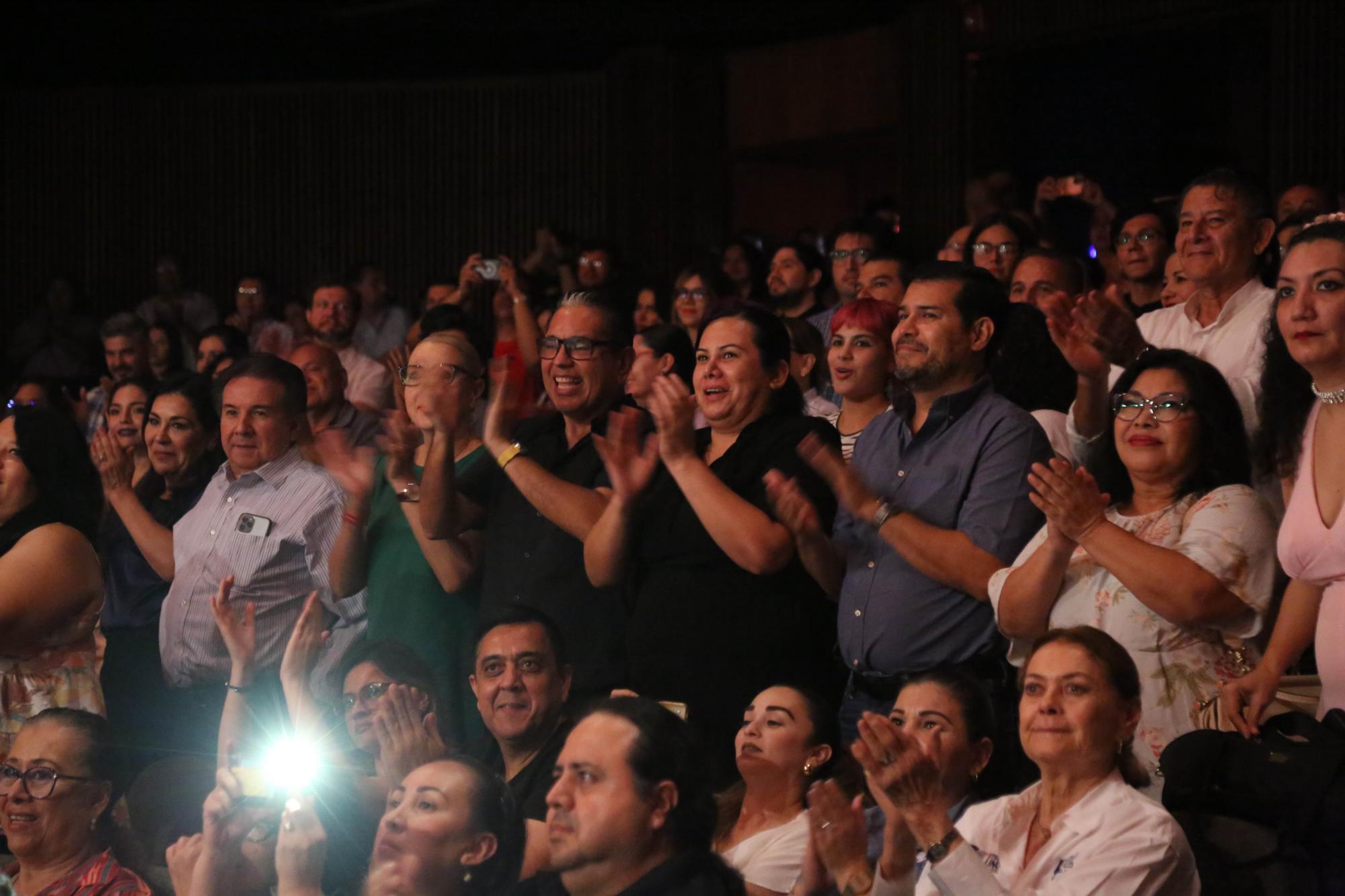 $!El público aplaudió de pie el espectáculo.