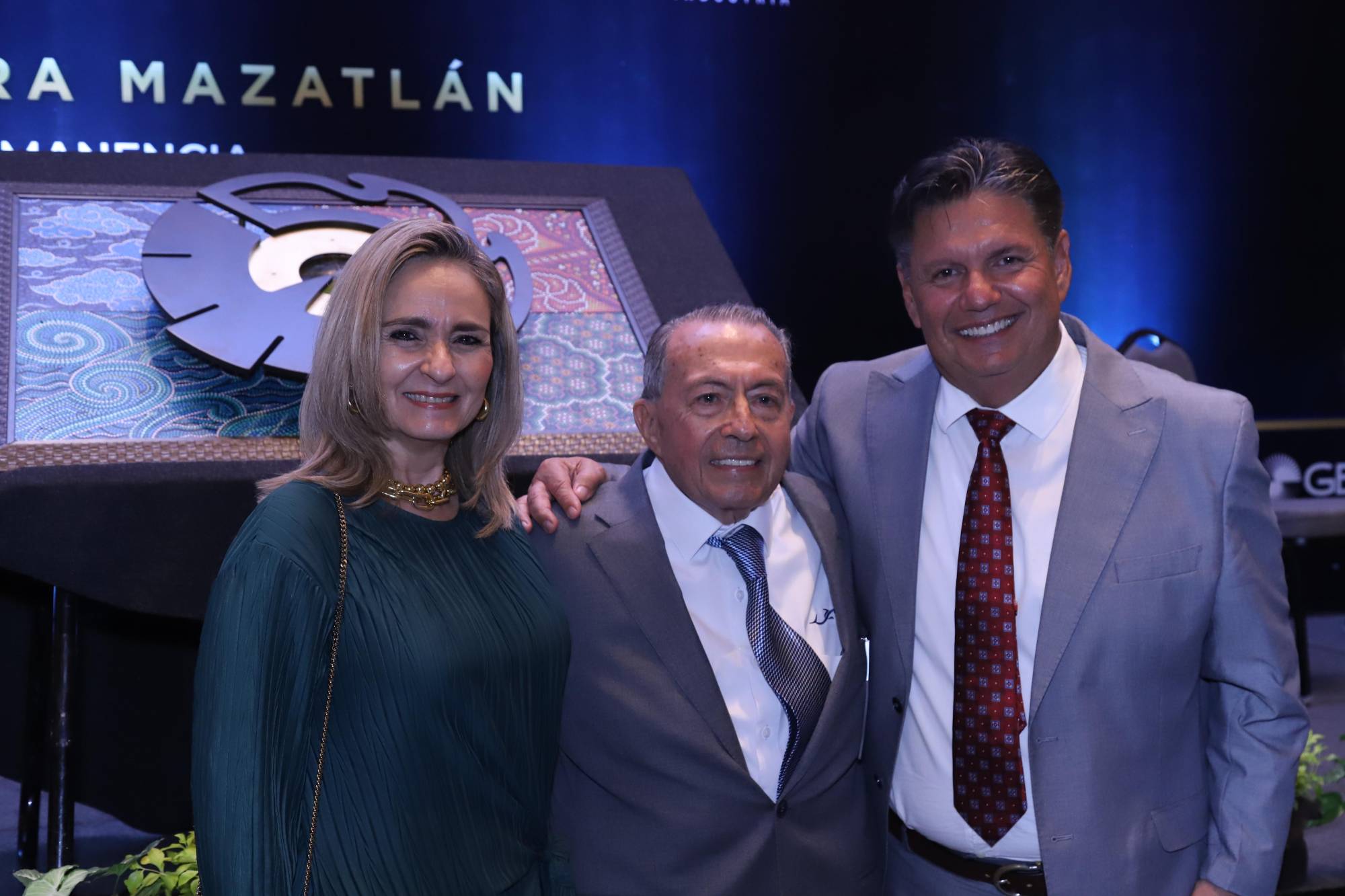 $!Leovi Carranza entre Elena Zorrilla de Barros e Ismael Barros Cebreros.