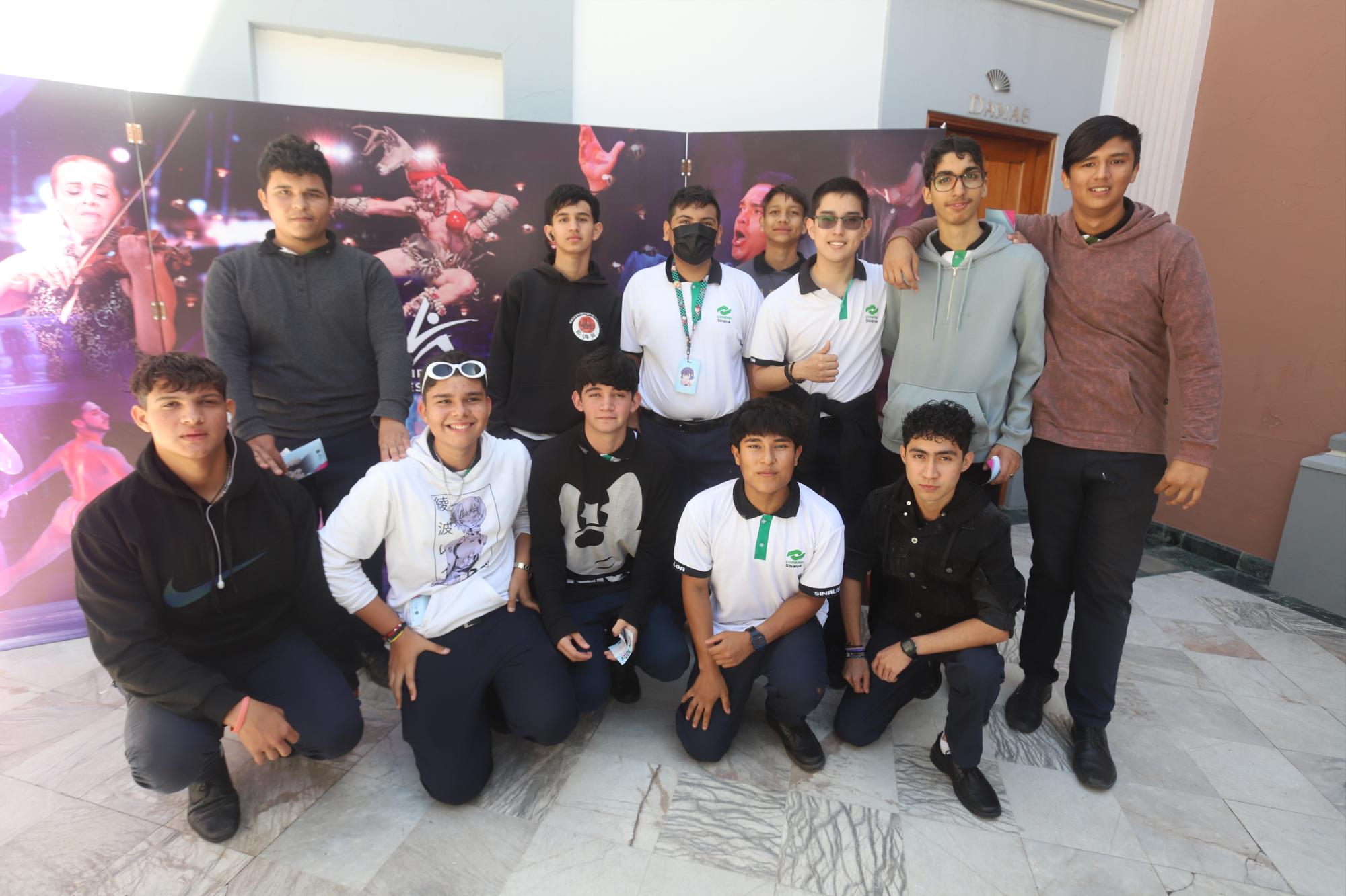 $!Alumnos del Conalep II Mazatlán estuvieron presentes en el evento.