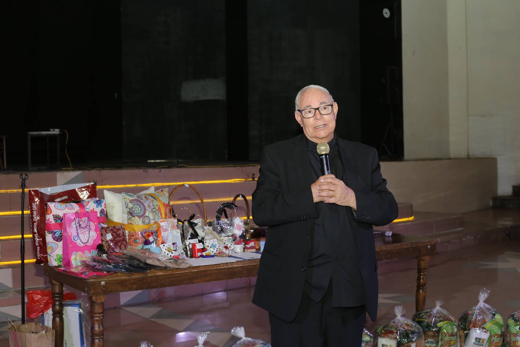 $!El Padre Horacio Hernández de la Torre, párroco del templo, compartió un mensaje de bienvenida a los invitados y les agradeció su asistencia.