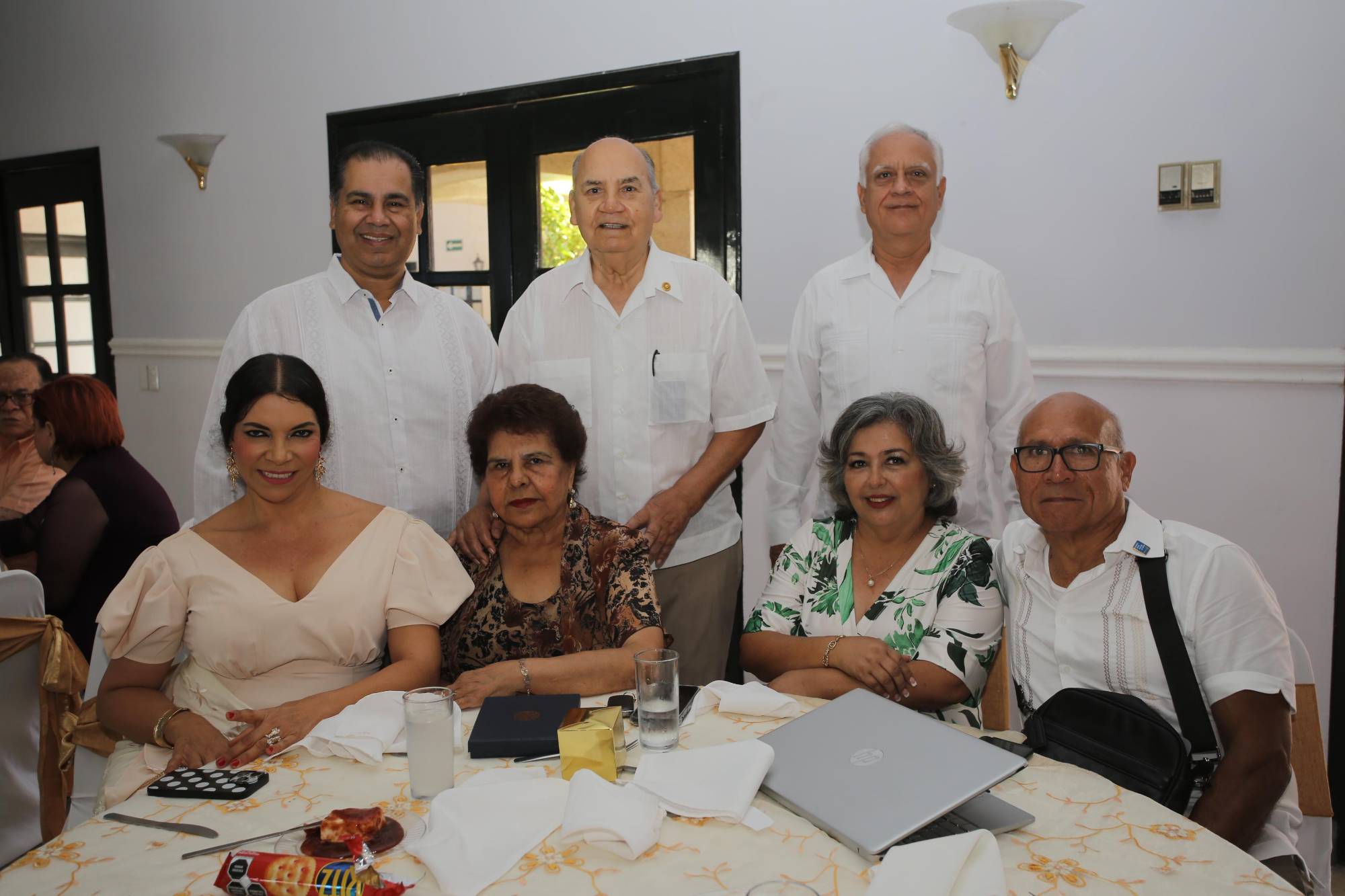 $!Pablo Valdez, Pablo Valdez López, José Guadalupe Carrillo, Patricia Arellano de Valdez, Rosina Ramírez de Valdez, Raquel Piña y Hugo López.