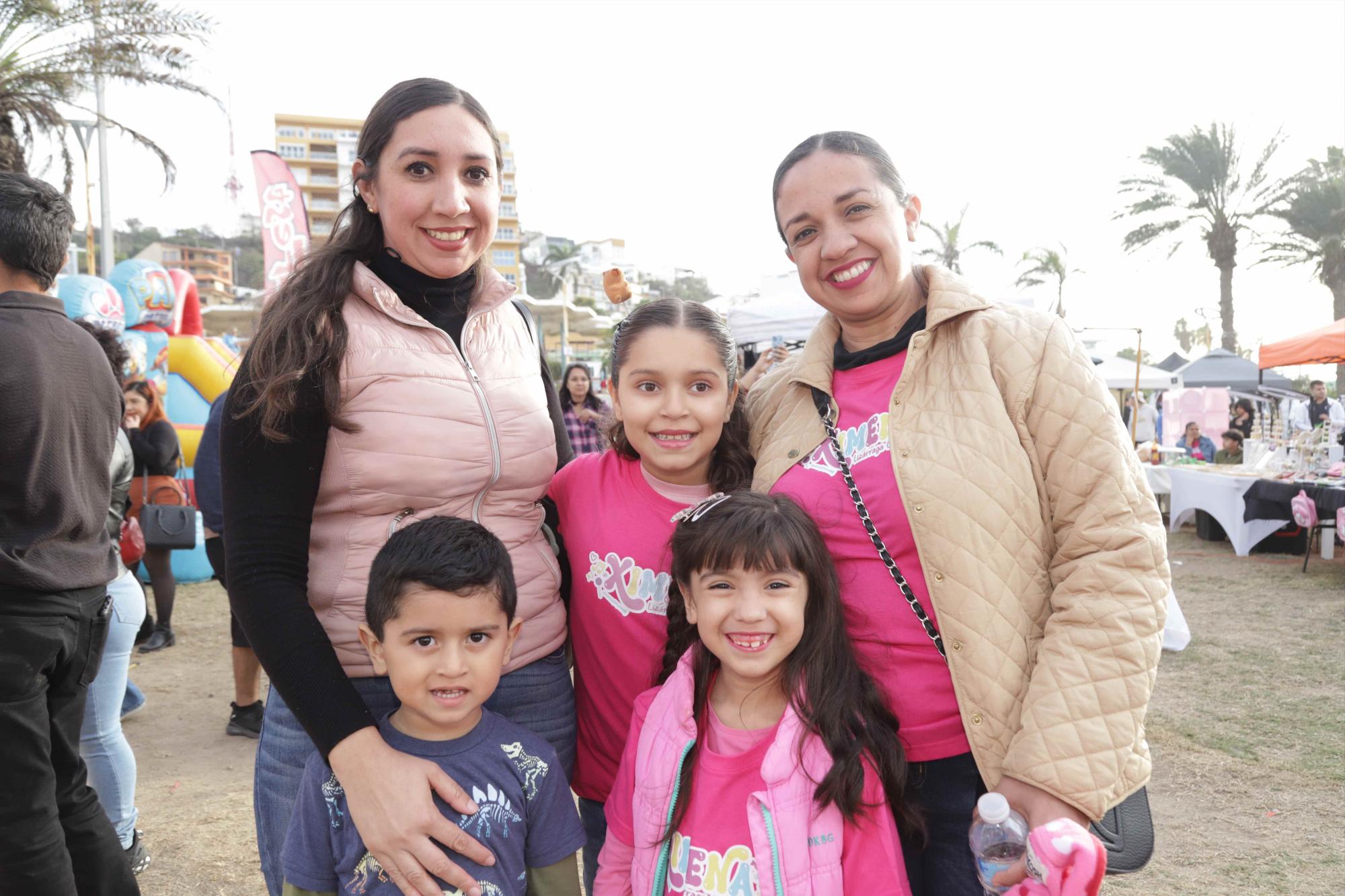 $!Marisol y Marcela Mancilla junto a sus hijos, María Eva Díaz, Carlos Díaz y Rafaela Echeagaray.
