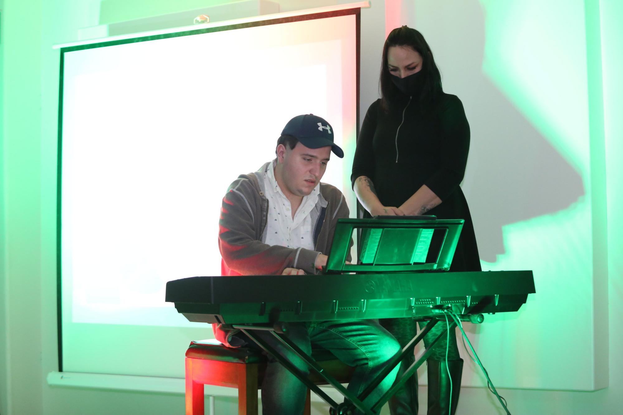 $!Rafael Lemmen Meyer, apoyado por la profesora Ana Iracheta, realizó una bonita ejecución ente el piano.