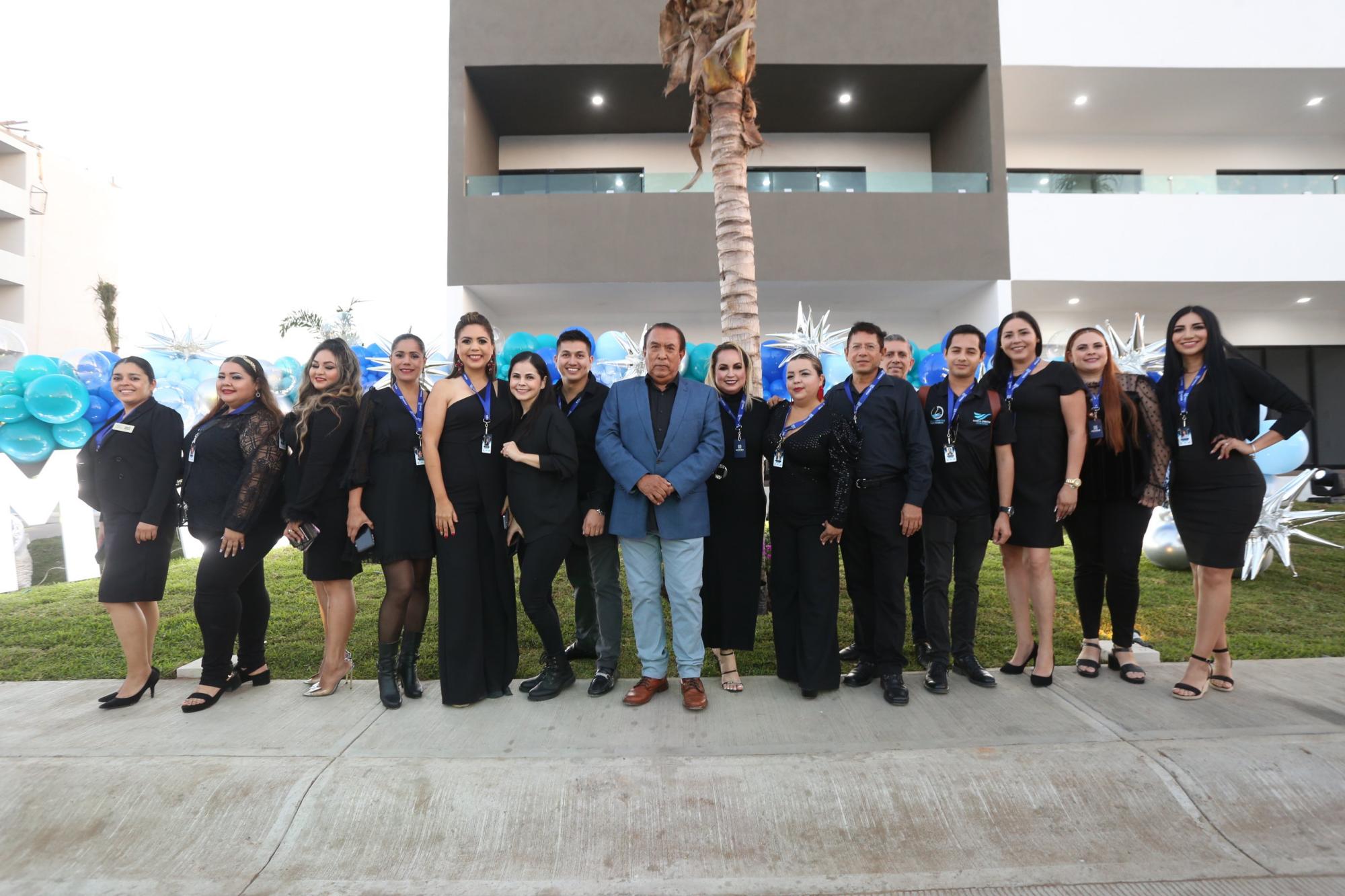 $!María José Salazar y Antonio Muñoz, directora y gerente del área comercial del complejo, entre integrantes del equipo de ventas.