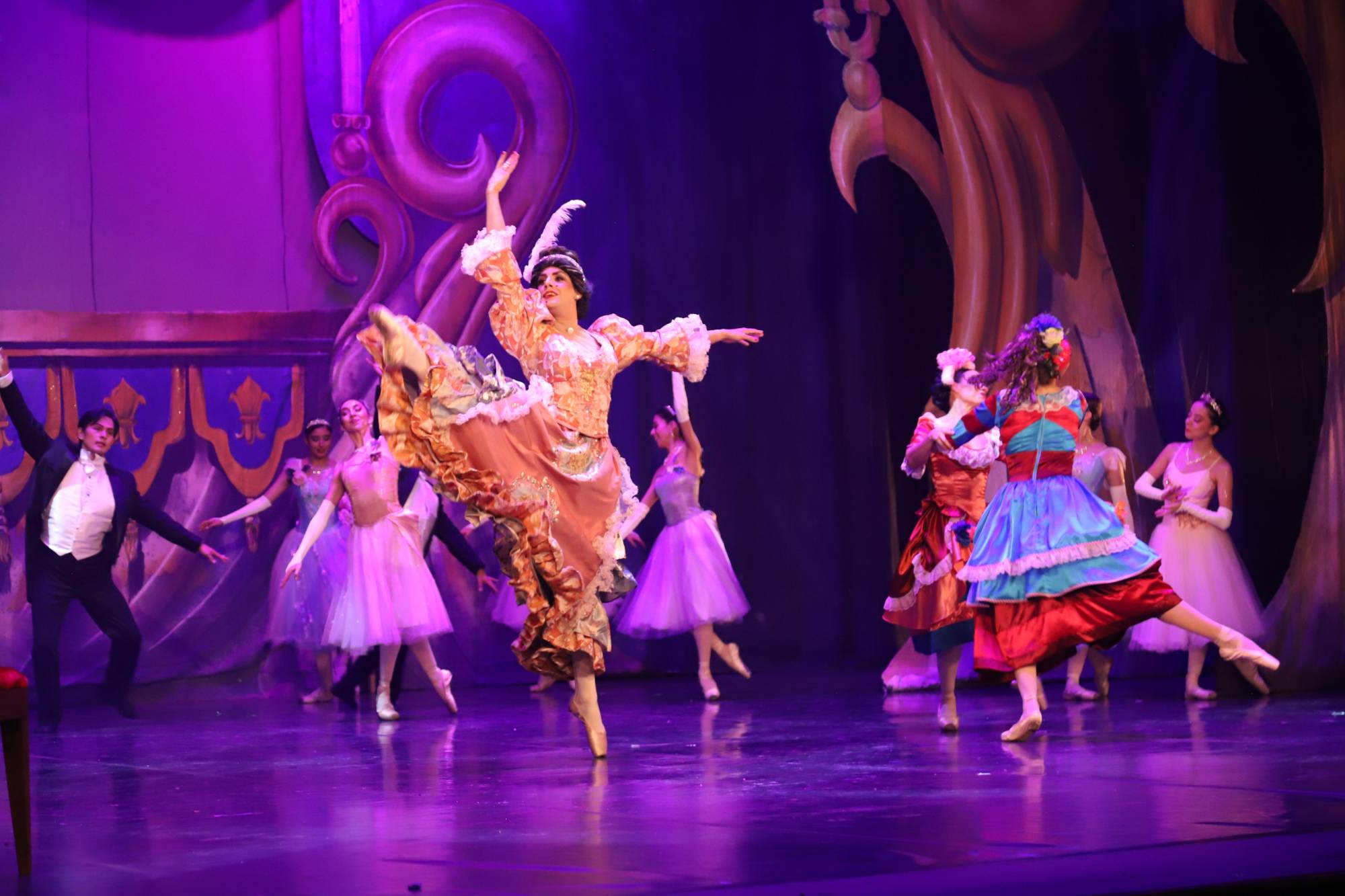 $!El cuerpo de ballet mostró impecable técnica y precisión en una producción completamente de puntas.