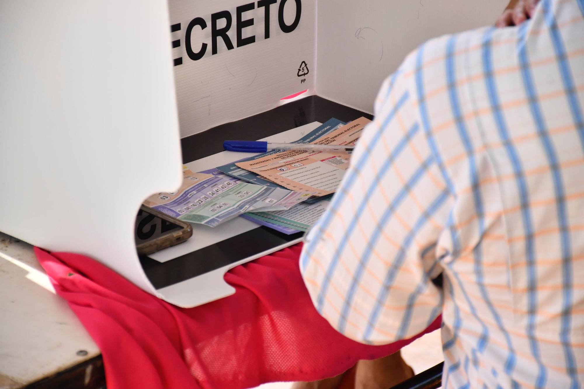 $!Se detecta asistencia para llenar boletas durante la elección judicial en Sinaloa
