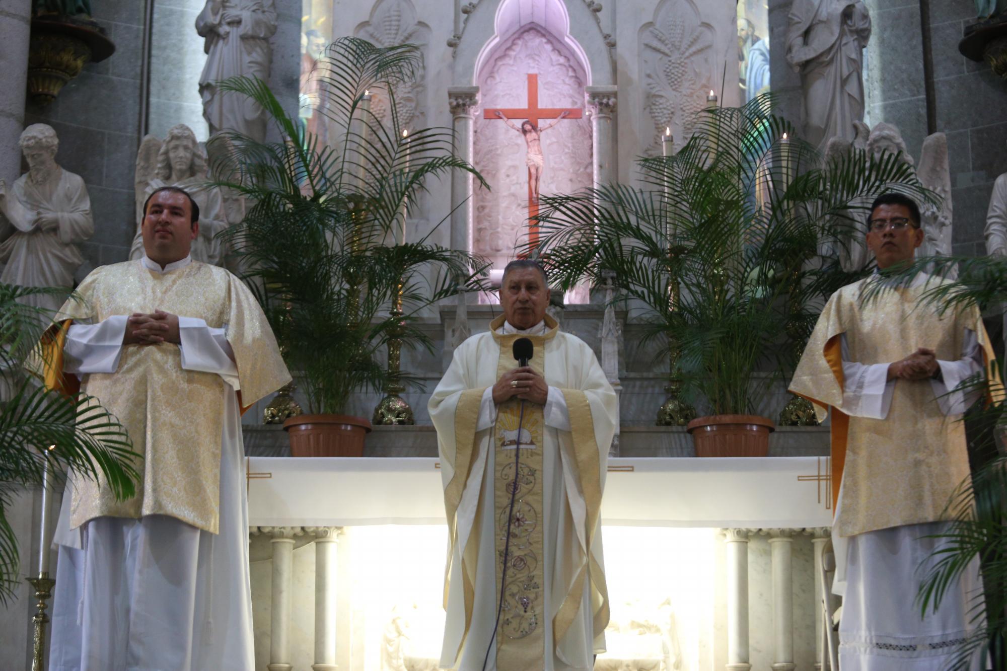 $!El Obispo Mario Espinosa Contreras entre los diáconos Gabriel Dagoberto Tirado Ritto y Julio Hernández Alcaraz.