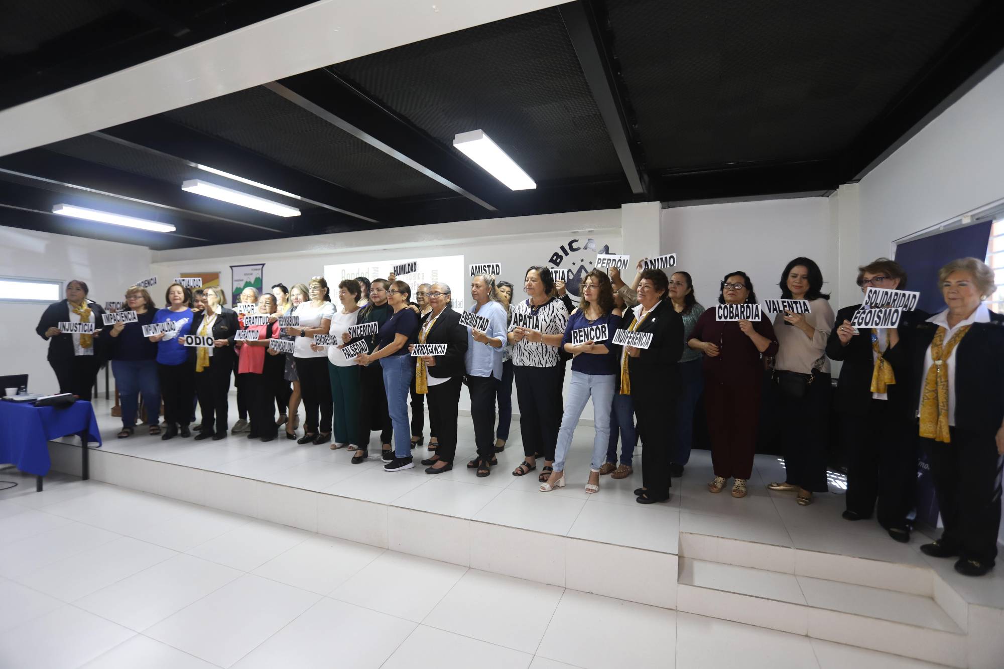 $!Las asistentes al mini seminario participaron en dinámicas realizadas durante la charla.