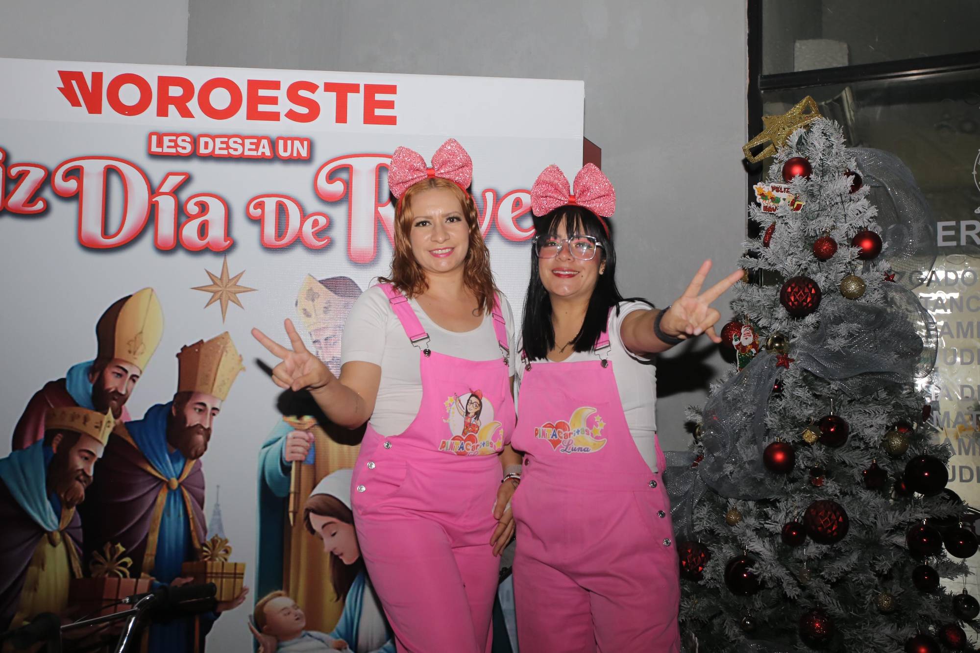 $!Las hermanas María y Karen Luna estuvieron pintando las caritas de los pequeños asistentes.