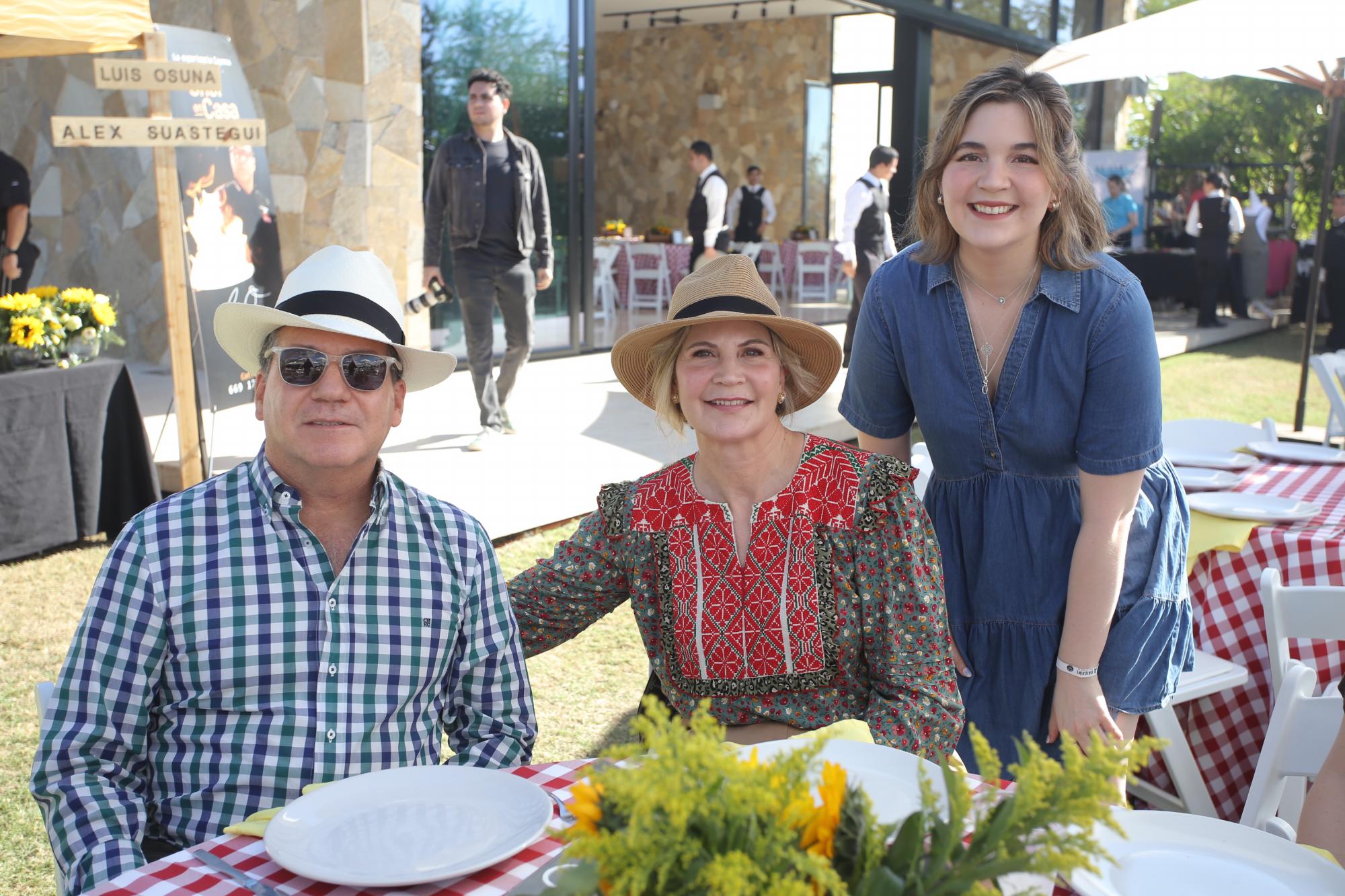 $!Rafael Domínguez Kelly y Fanny Orrantia de Domínguez con su hija Lucía.