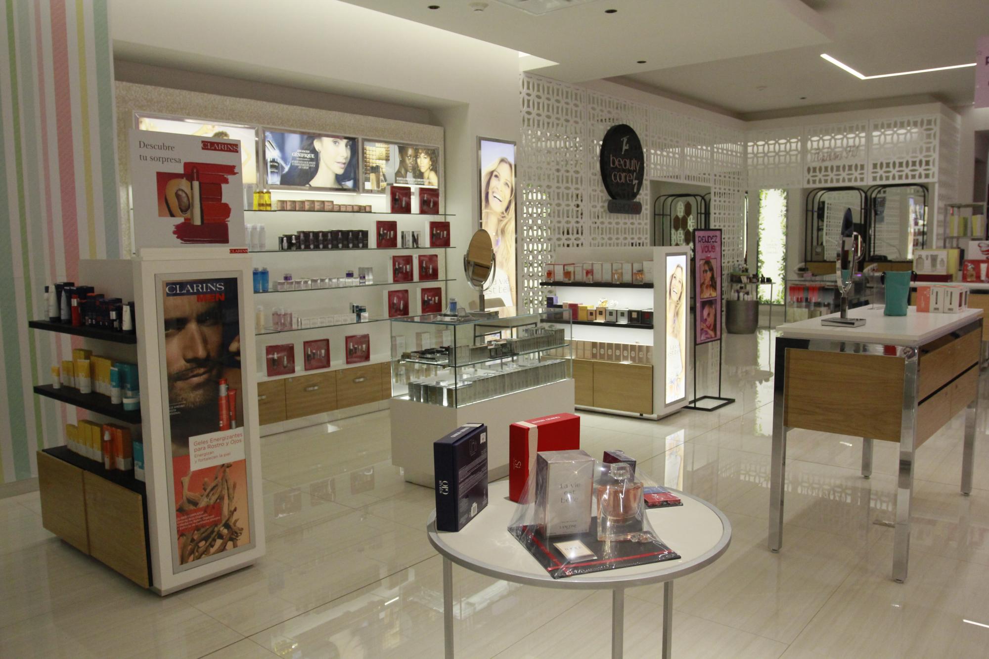 $!En el Área de Perfumería y Belleza se encuentran perfumes de las mejores marcas para mujer y para hombre