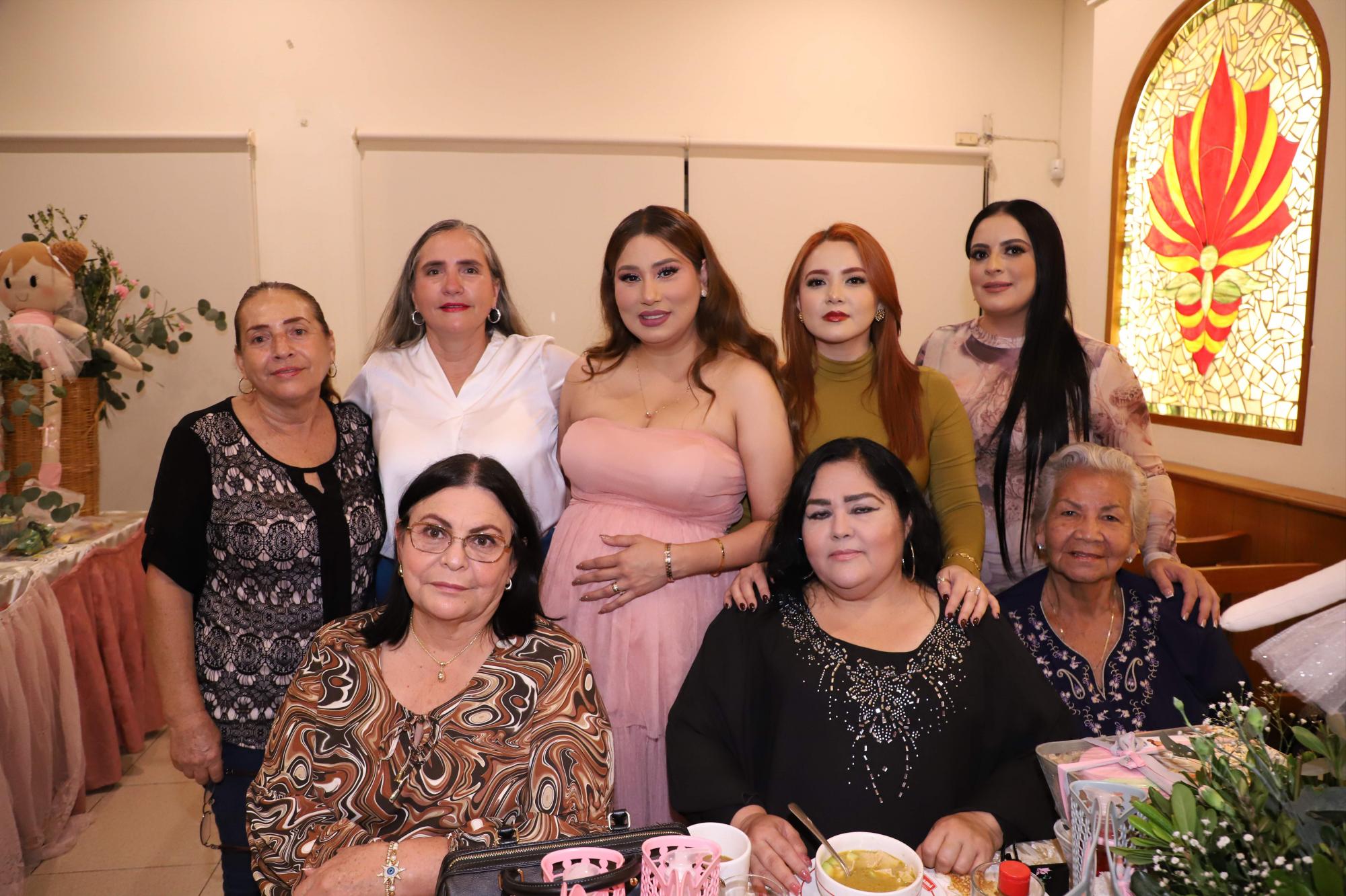 $!María Isabel y Lorena Lizárraga, Miriam, Perla Álvarez, Pilar Lizárraga, Norma Pérez, Aurora Gómez y María de la Luz Aguirre.