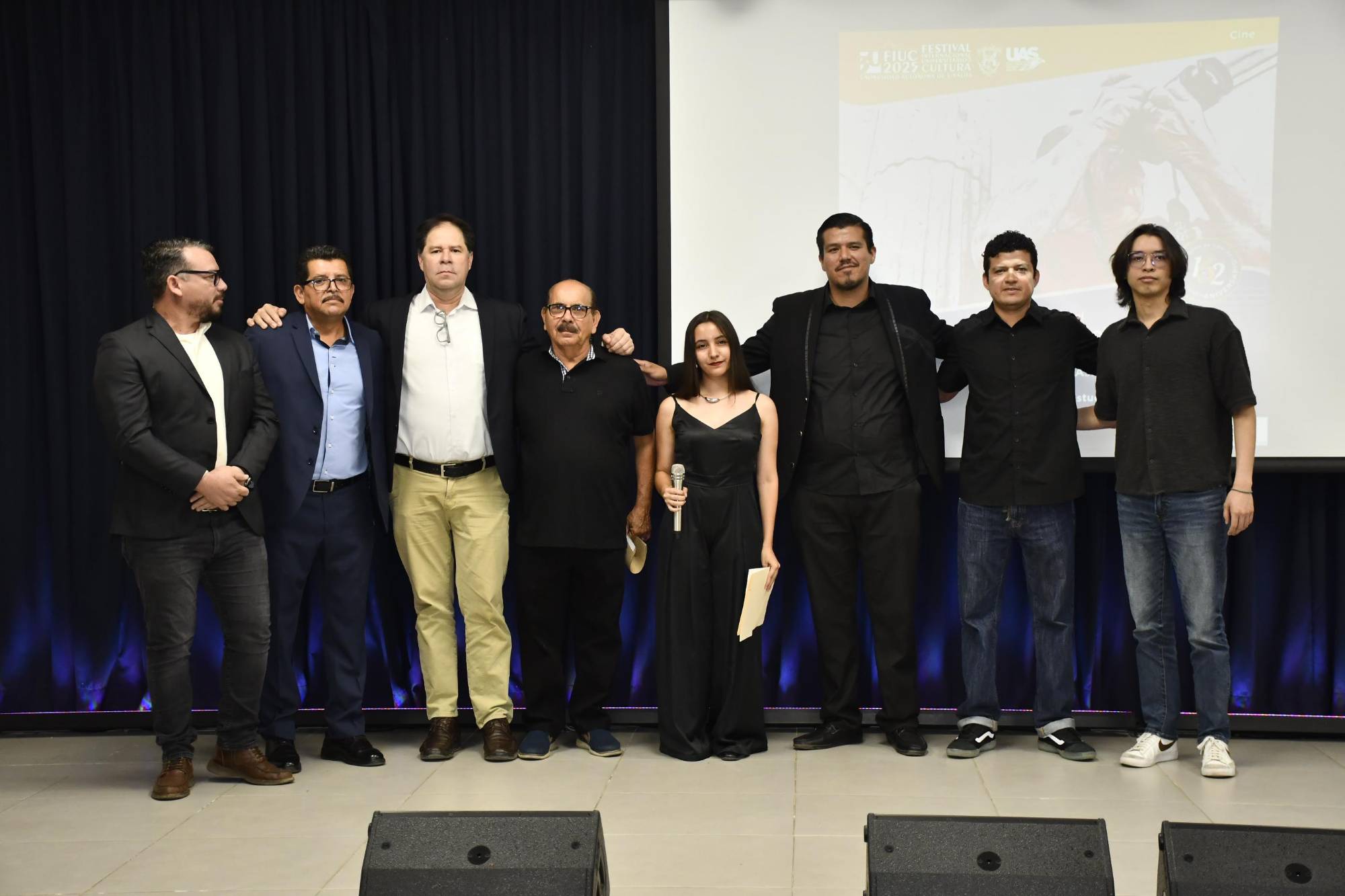 $!Autoridades de la UAS y realizadores del documental con el homenajeado.