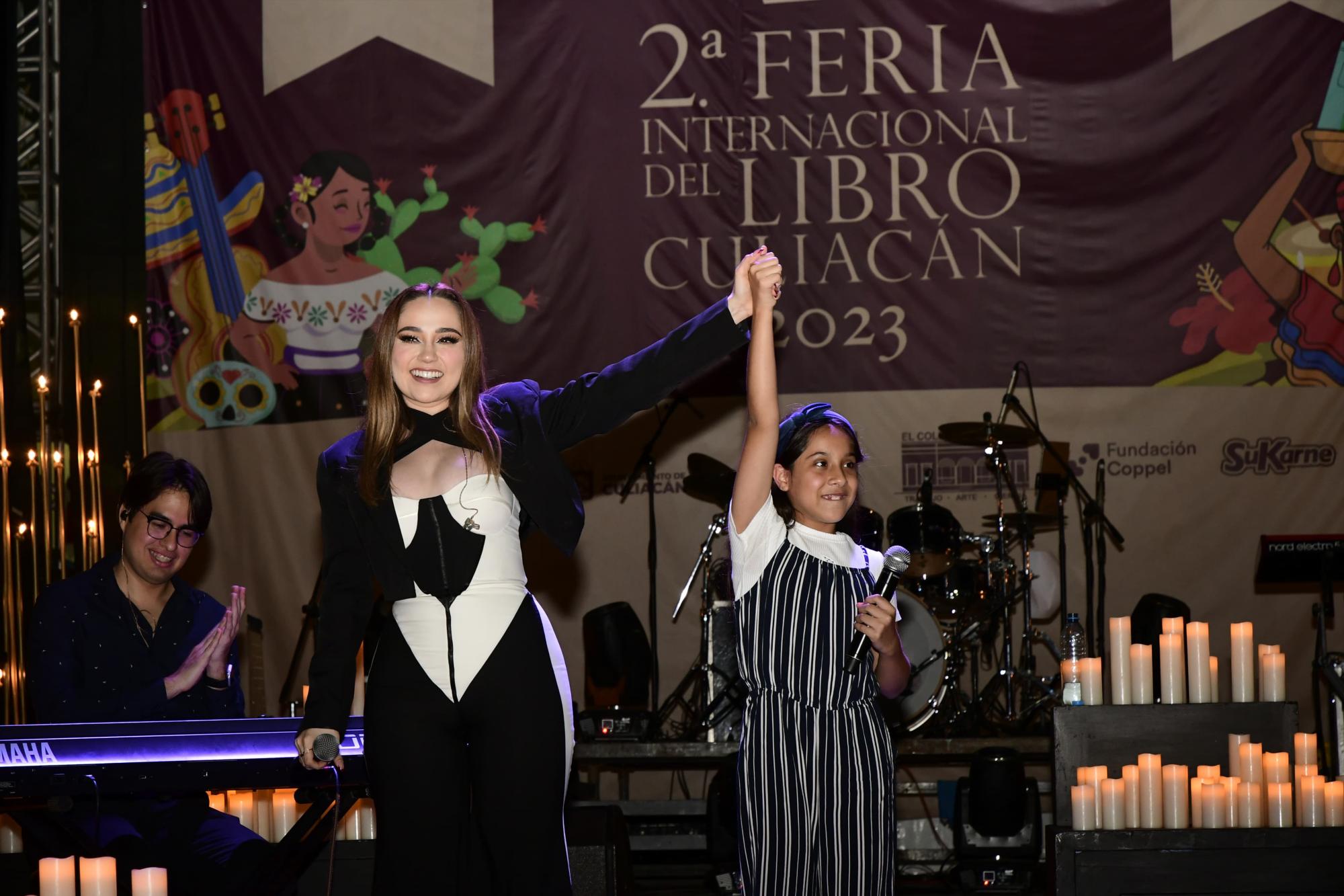 $!La artista invitó al escenario a la pequeña Alejandra a cantar con ella.