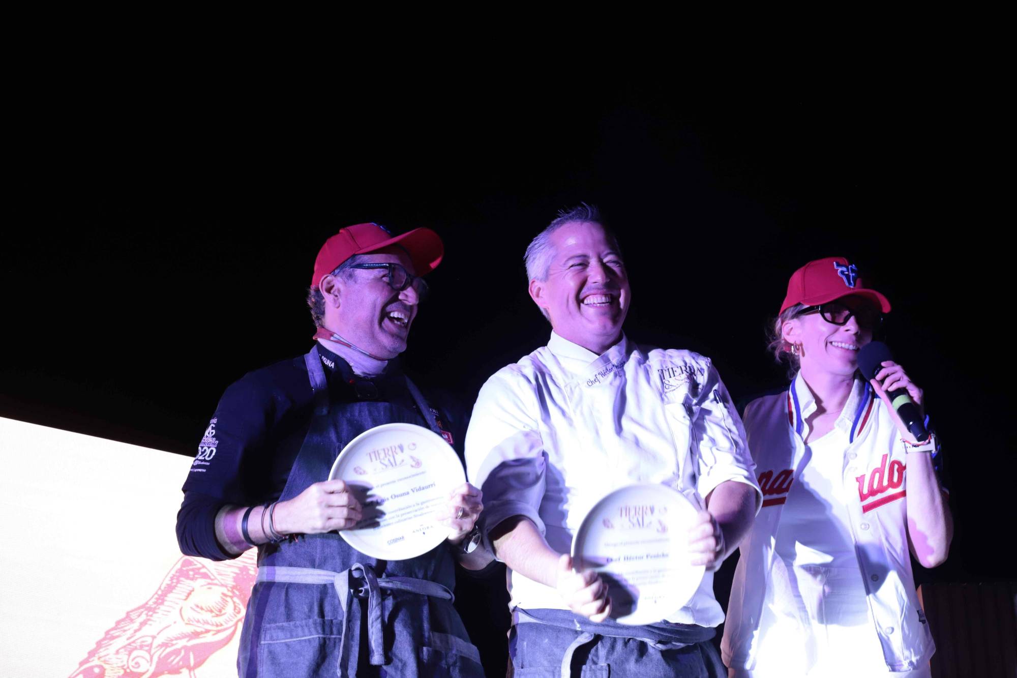 $!Los chefs Luis Osuna Vidaurri, Héctor Peniche y Andrea Lizárraga felices de culminar con éxito el evento.